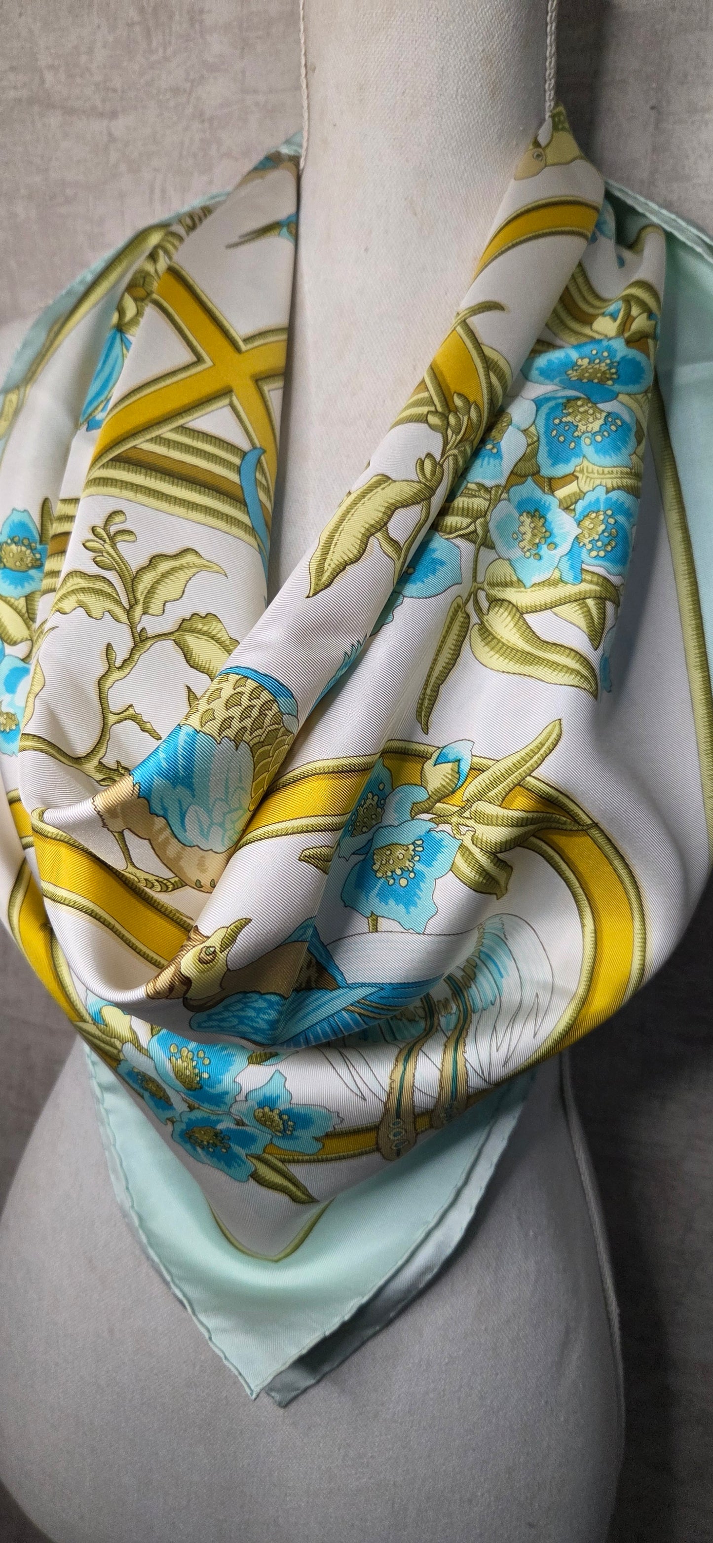 Carré Hermès en twill de soie intitulé "Caraïbes "