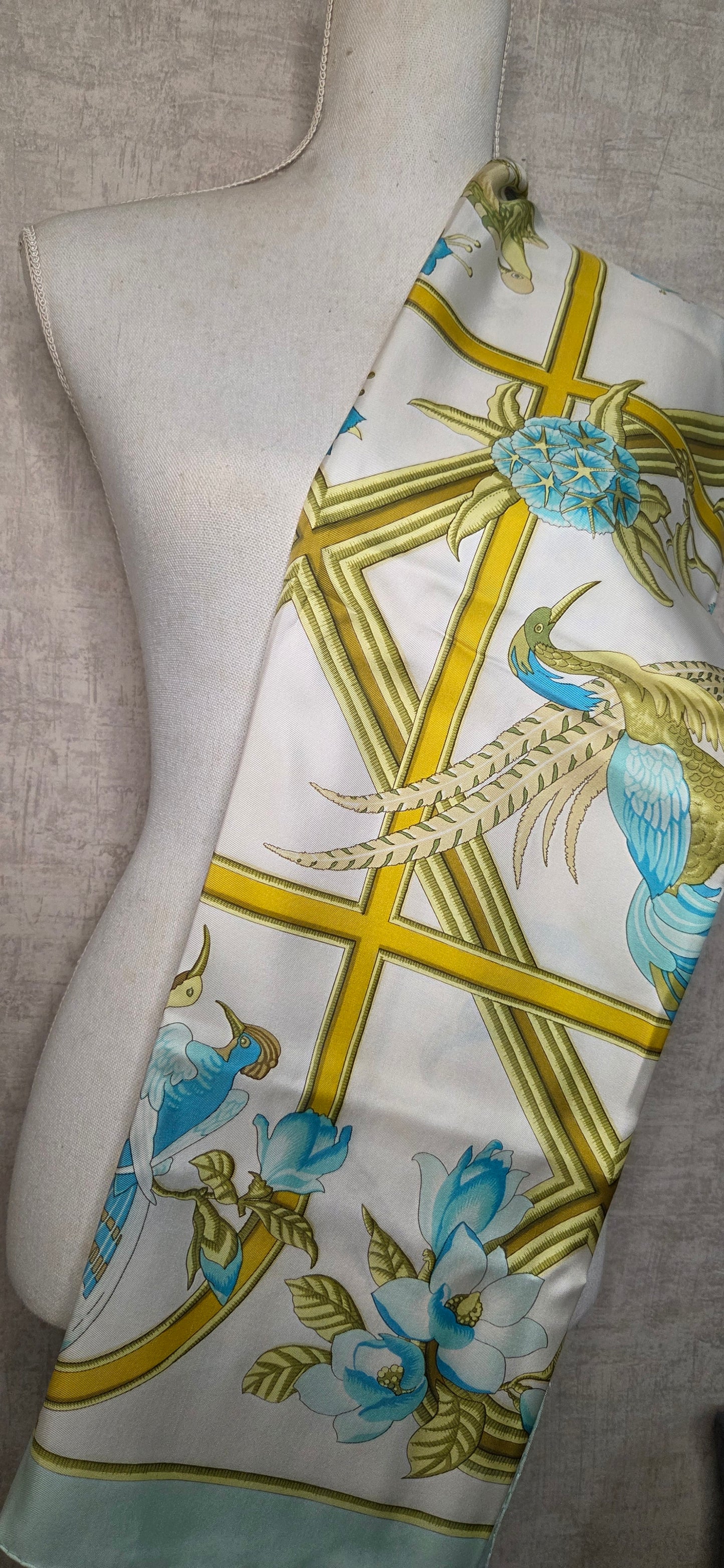 Carré Hermès en twill de soie intitulé "Caraïbes "