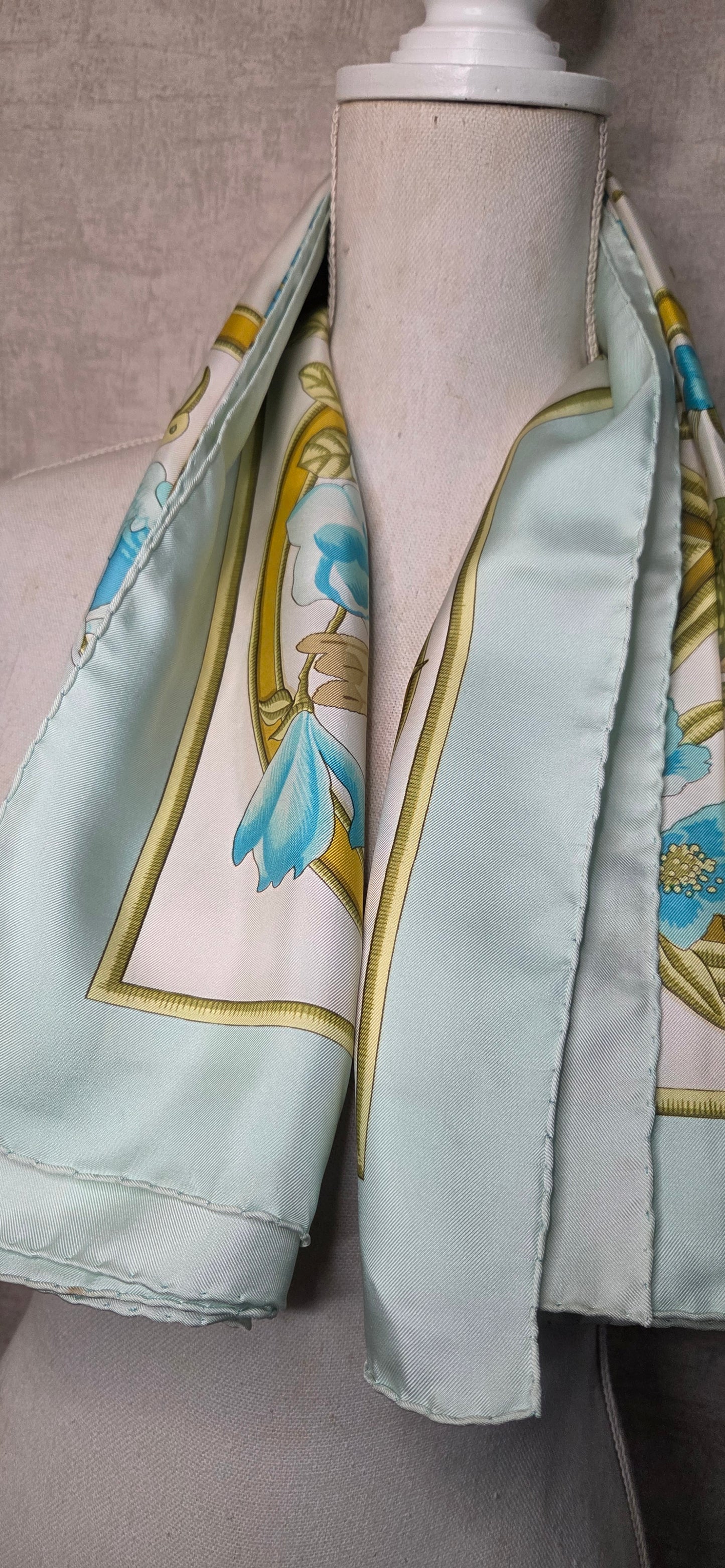 Carré Hermès en twill de soie intitulé "Caraïbes "