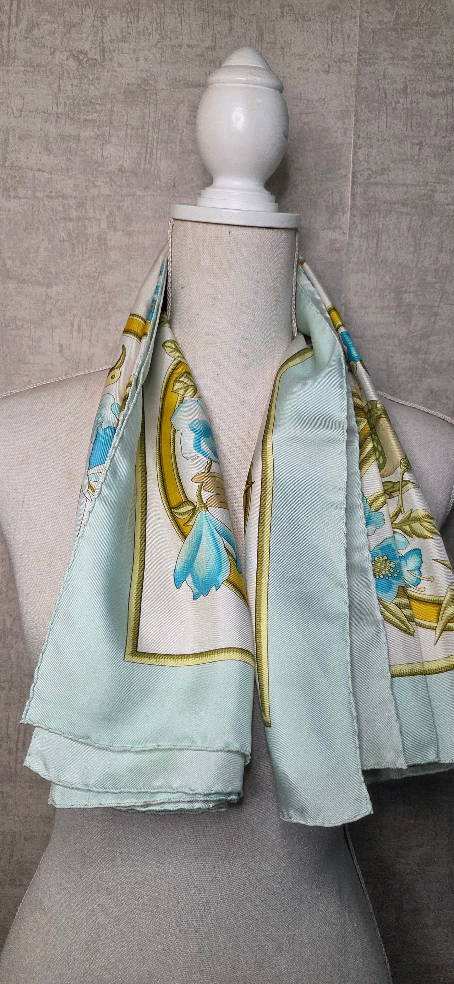 Carré Hermès en twill de soie intitulé "Caraïbes "