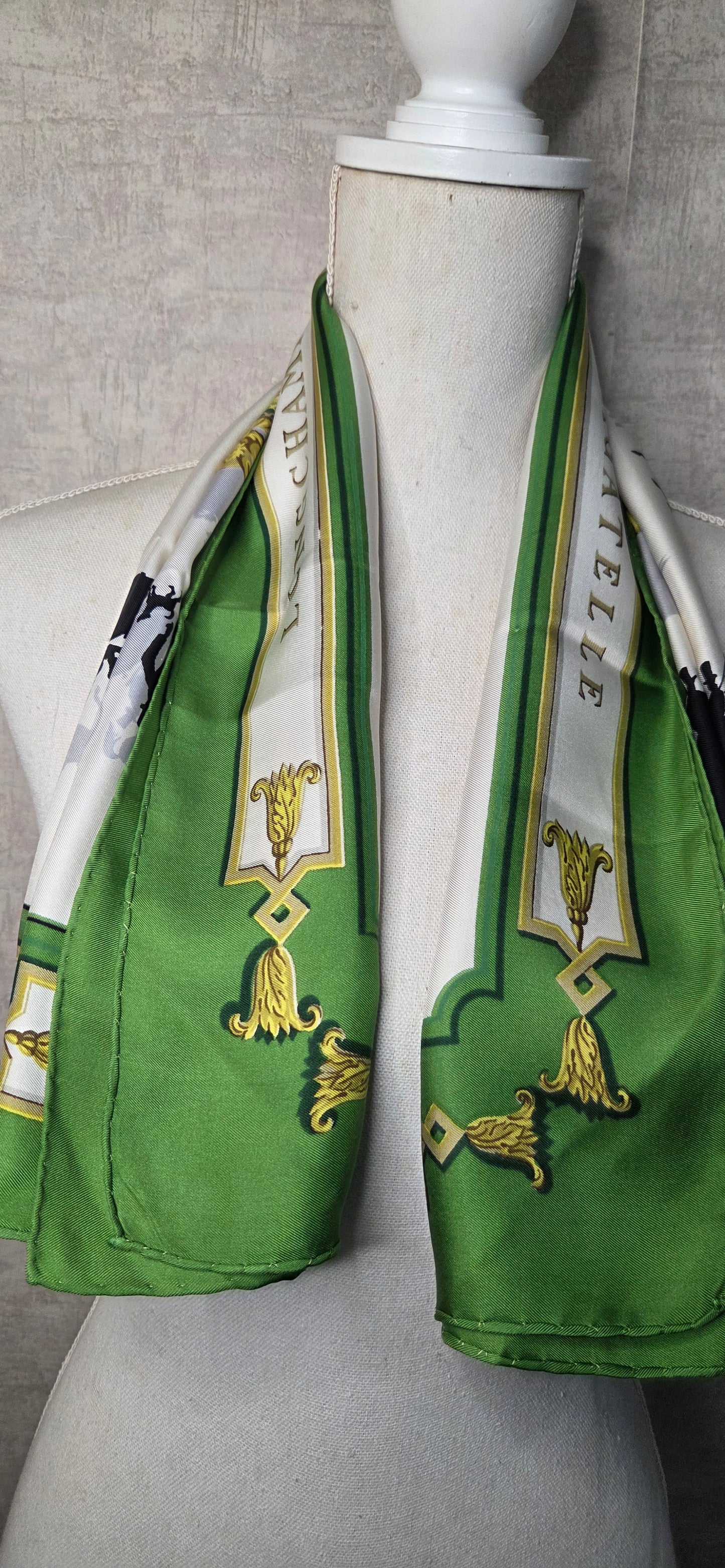 Carré Hermès en twill de soie intitulé "Les Bois De BOULOGNE "