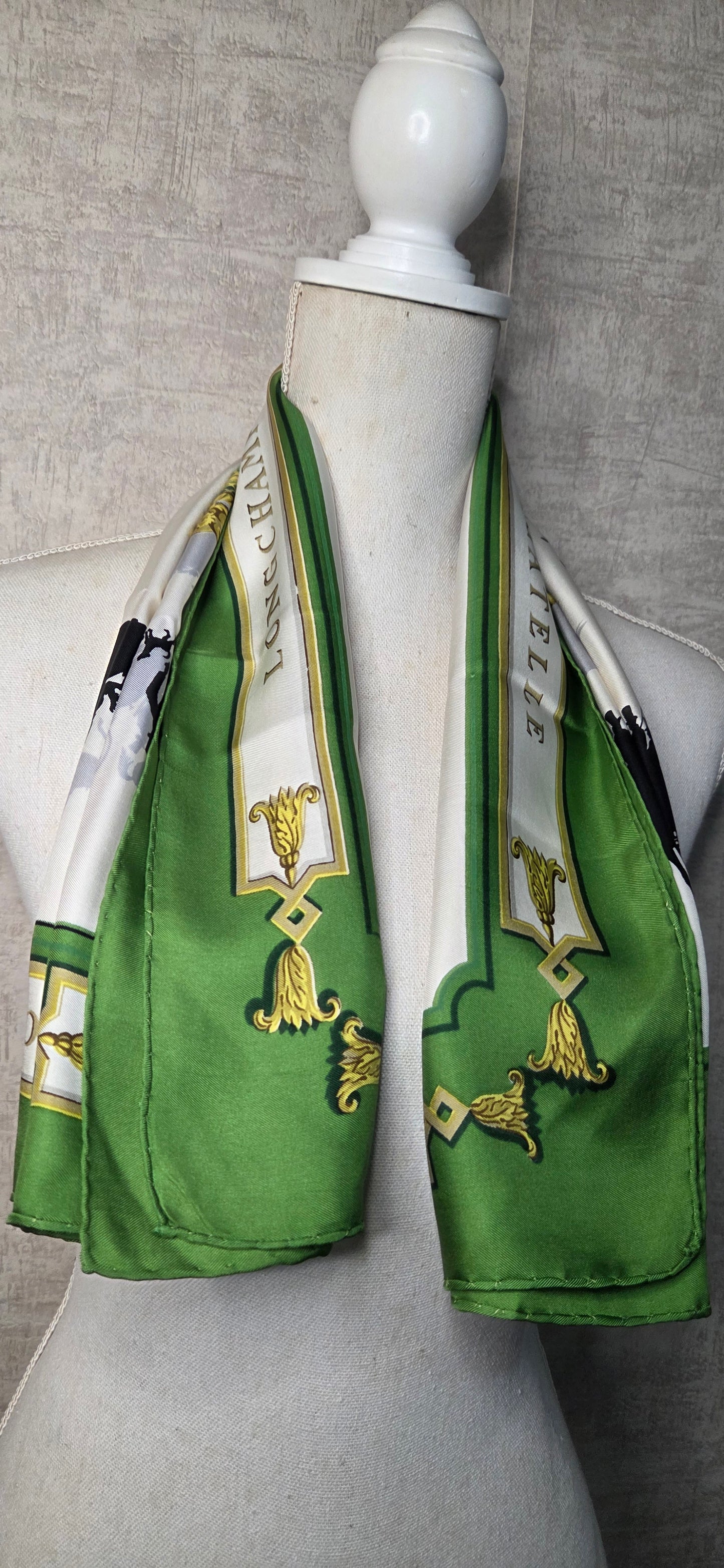 Carré Hermès en twill de soie intitulé "Les Bois De BOULOGNE "