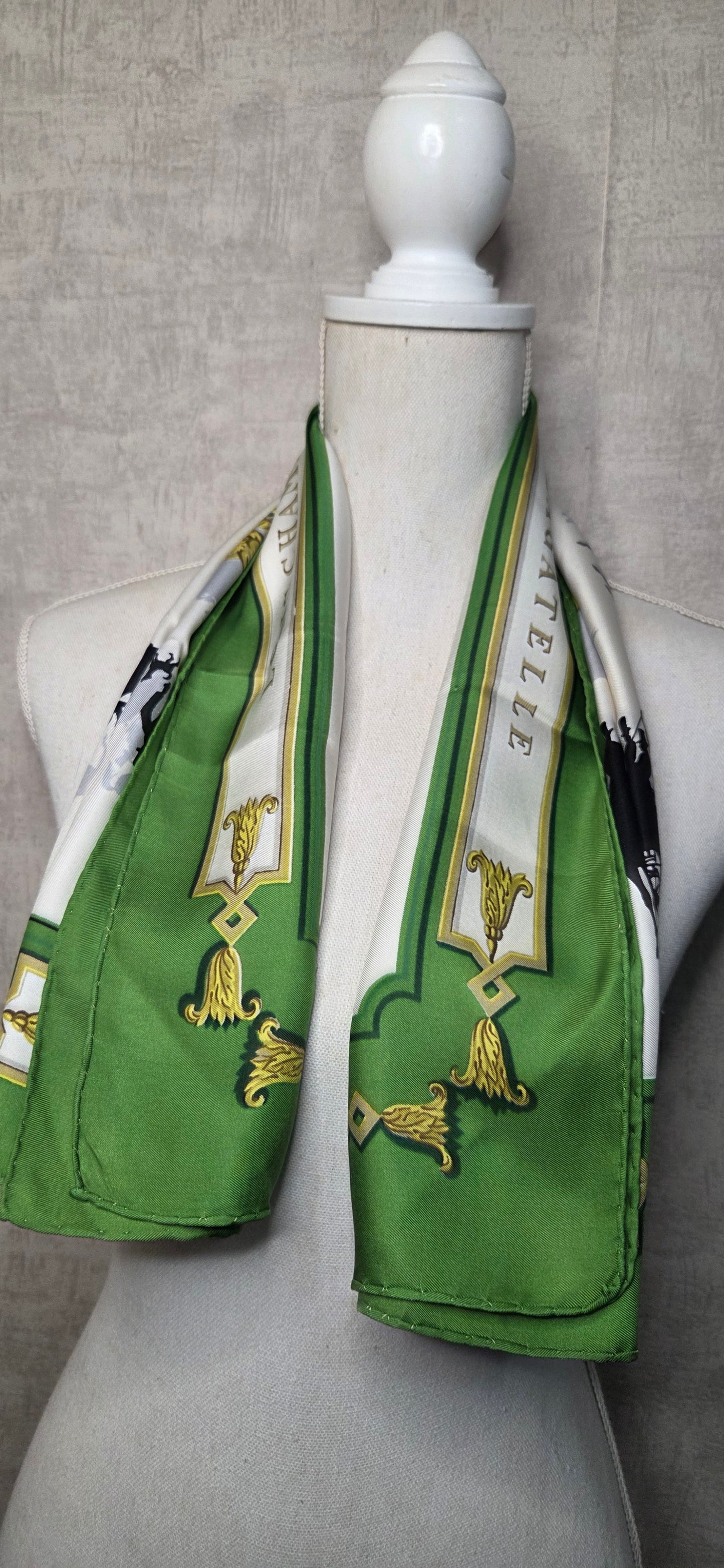 Carré Hermès en twill de soie intitulé "Les Bois De BOULOGNE "