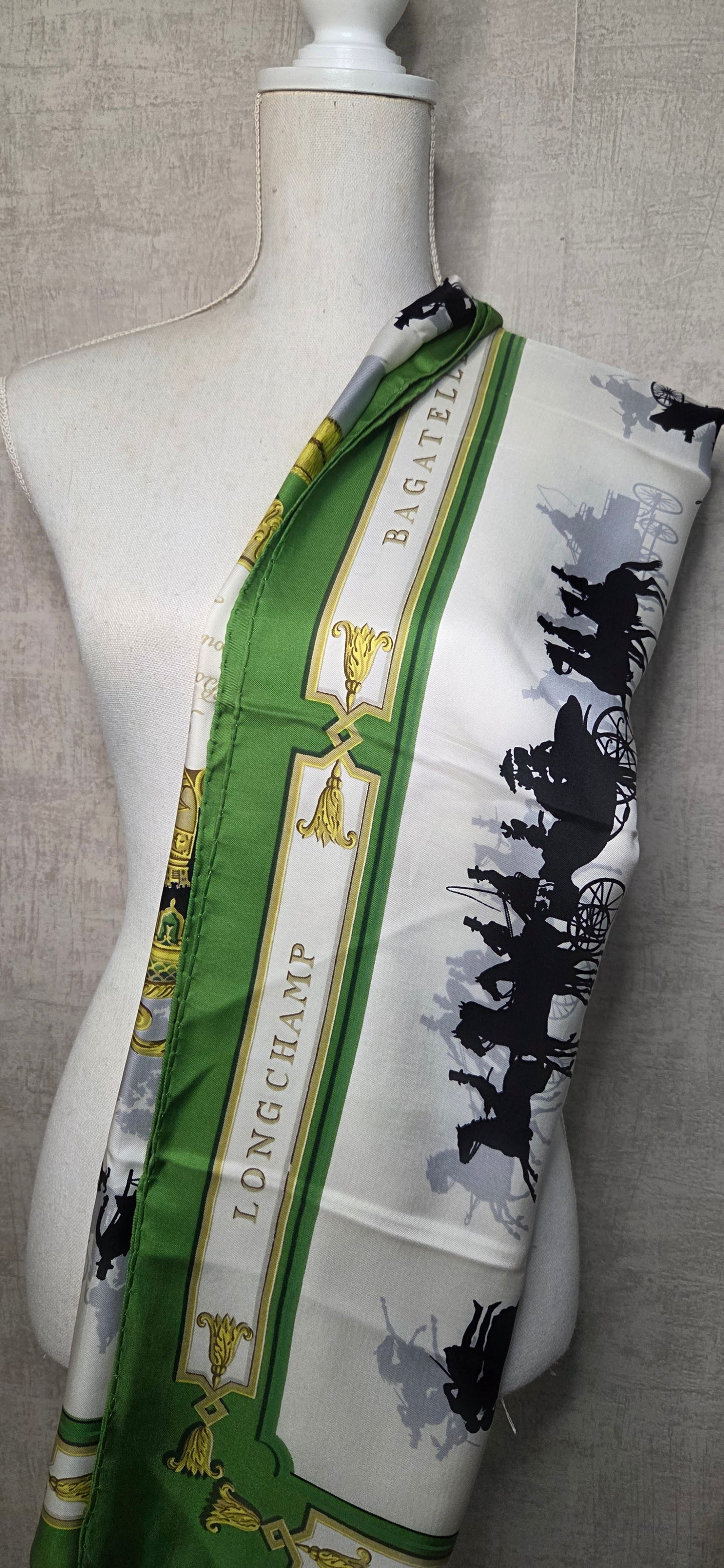 Carré Hermès en twill de soie intitulé "Les Bois De BOULOGNE "