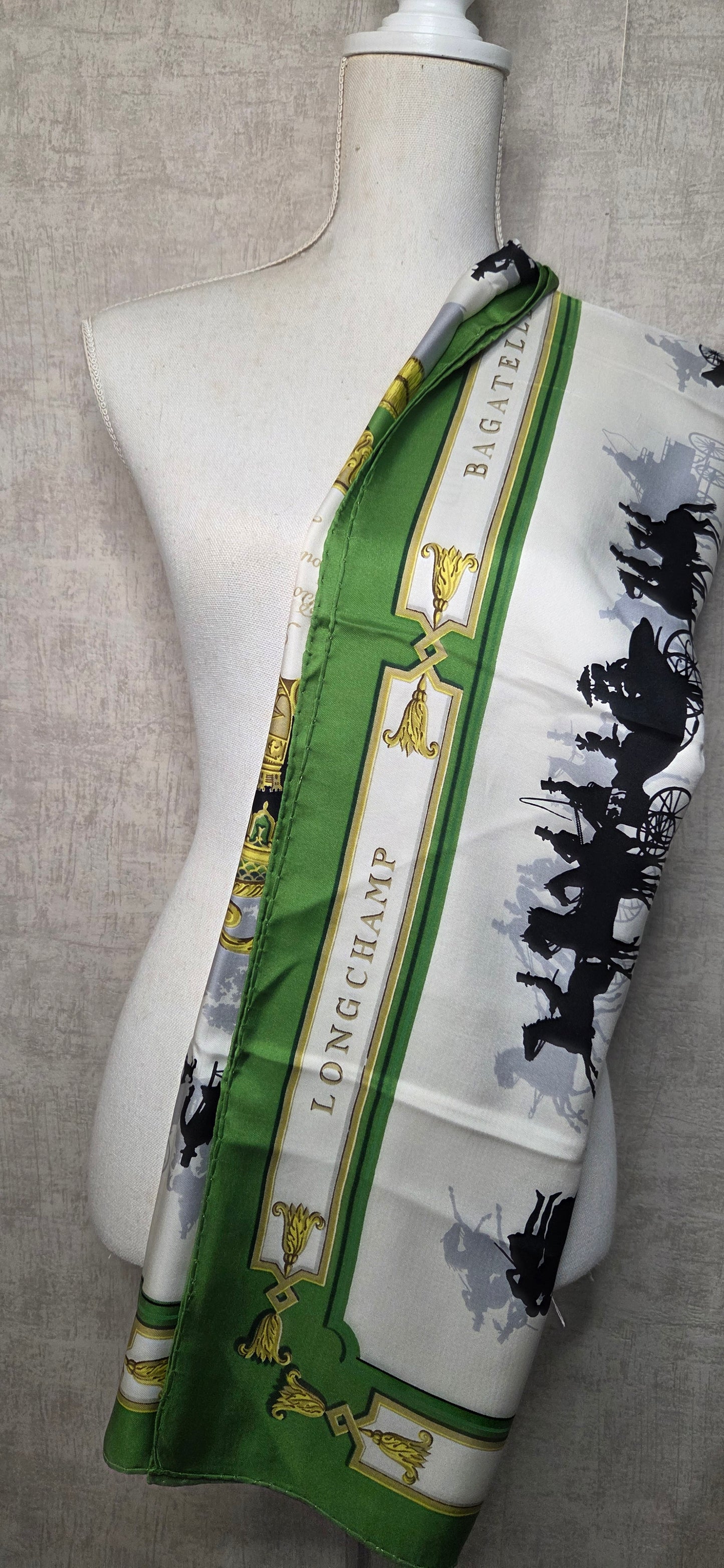 Carré Hermès en twill de soie intitulé "Les Bois De BOULOGNE "