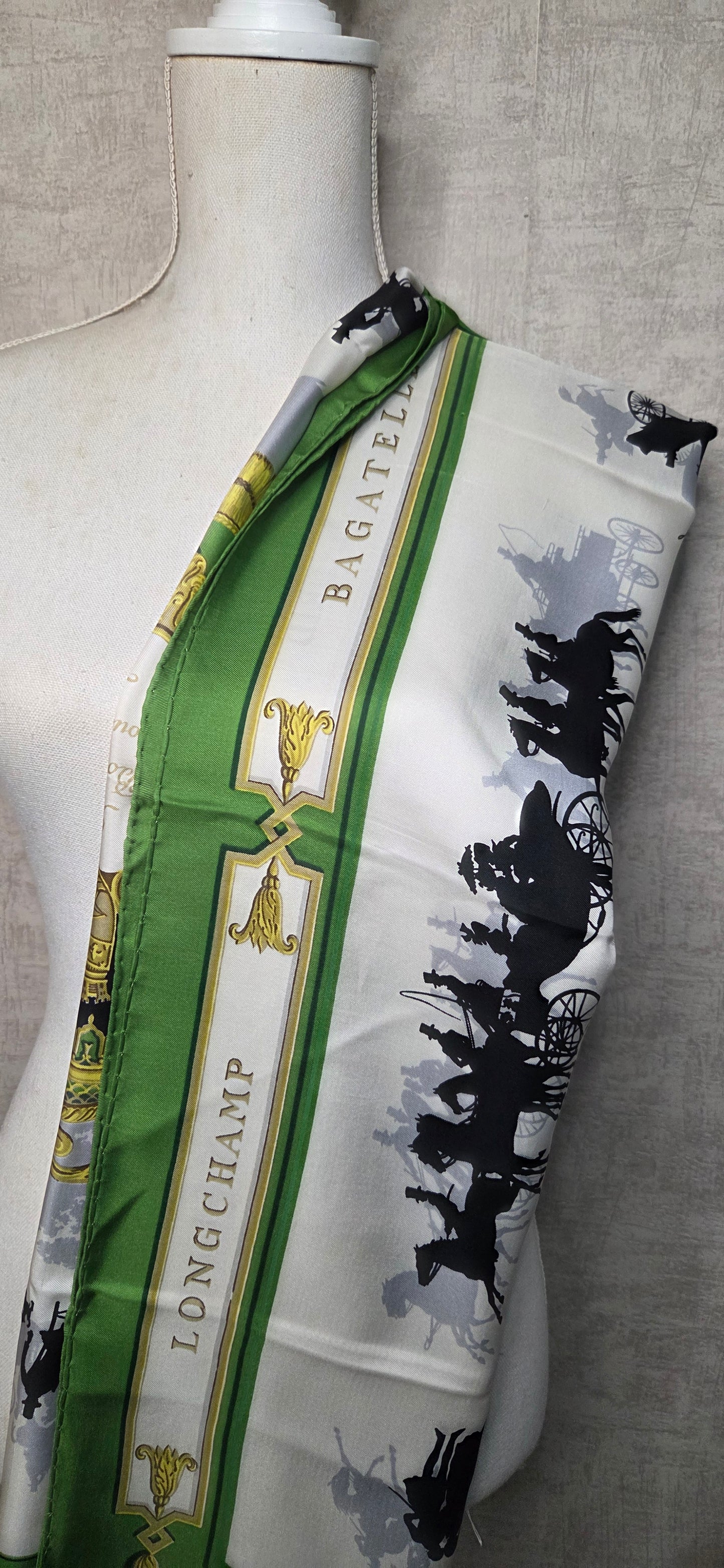 Carré Hermès en twill de soie intitulé "Les Bois De BOULOGNE "