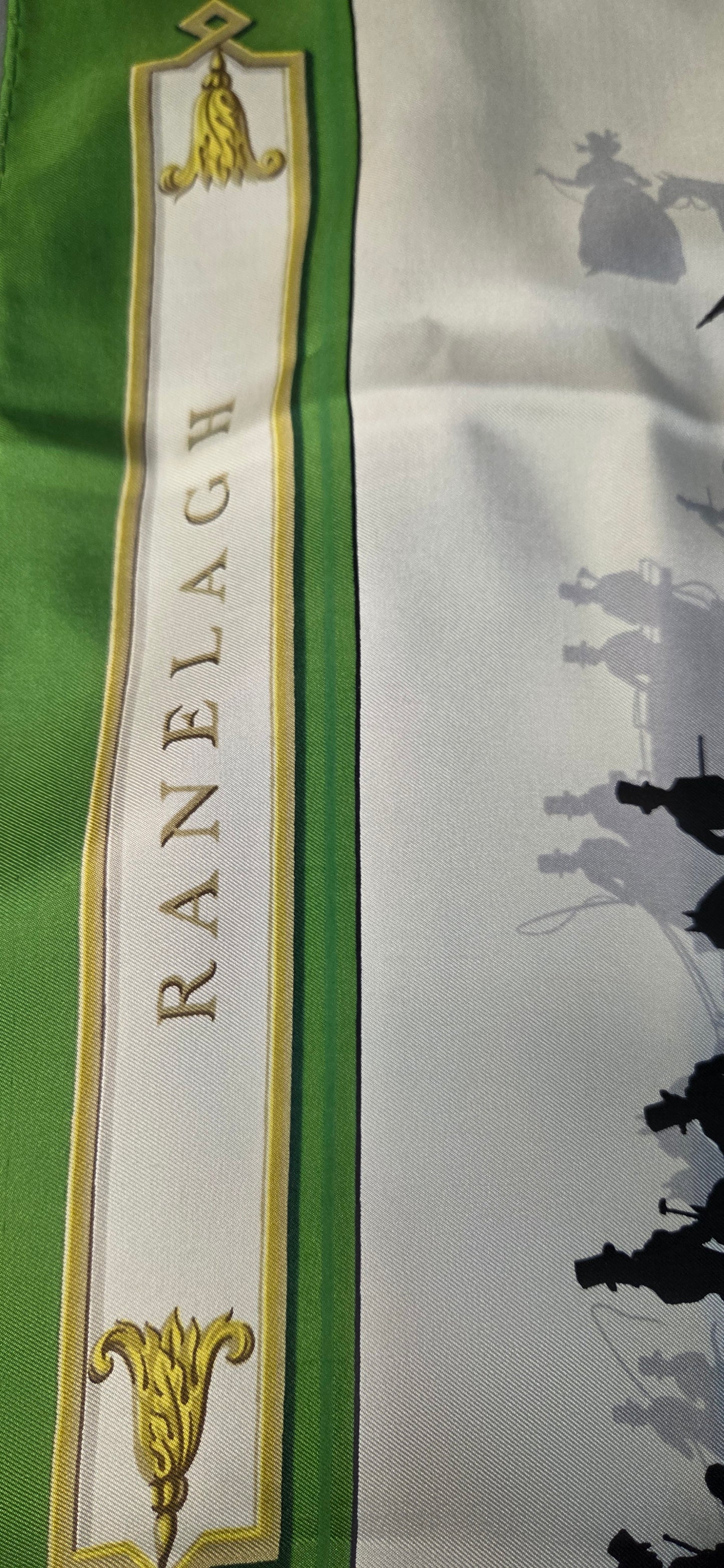 Carré Hermès en twill de soie intitulé "Les Bois De BOULOGNE "