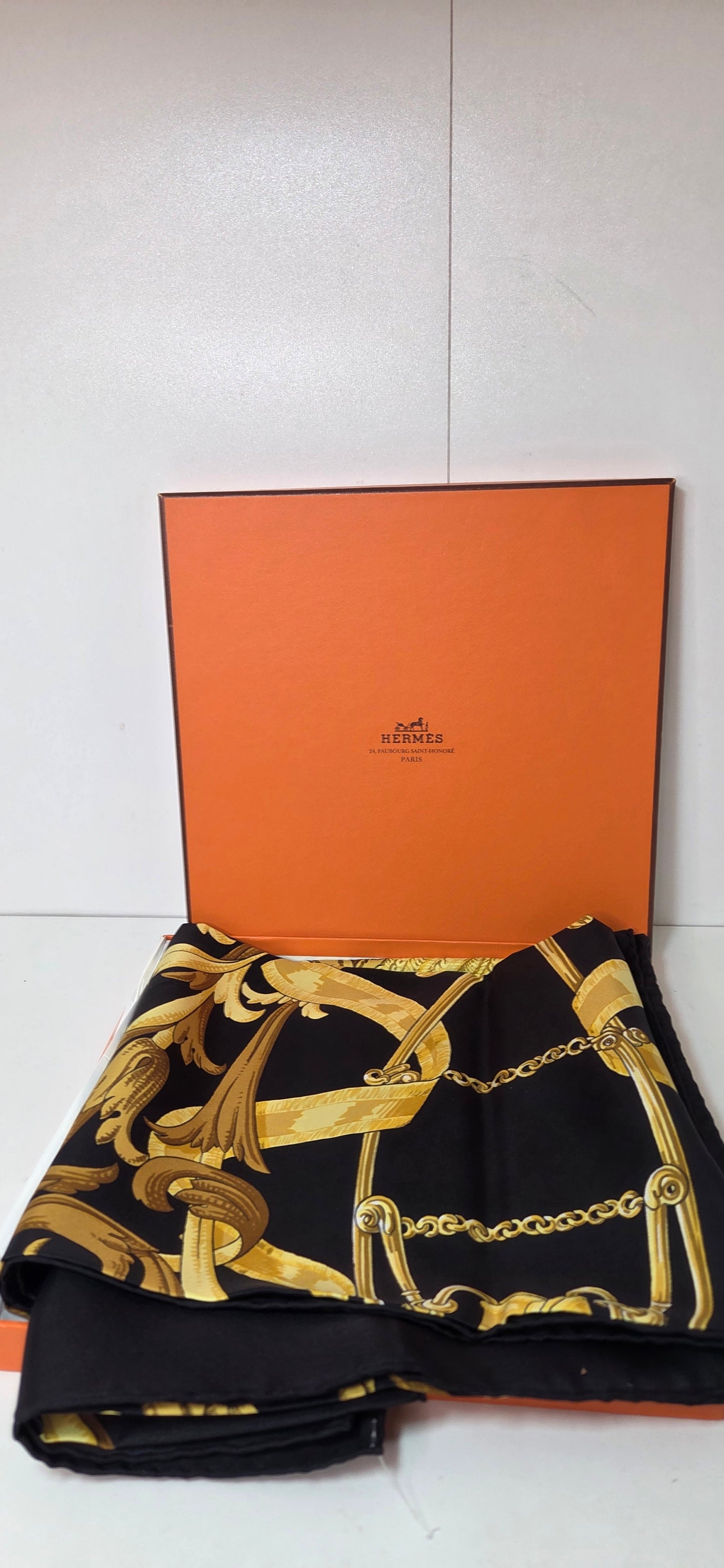 Carré Hermès en twill de soie intitulé " Le Mors à la connétable "