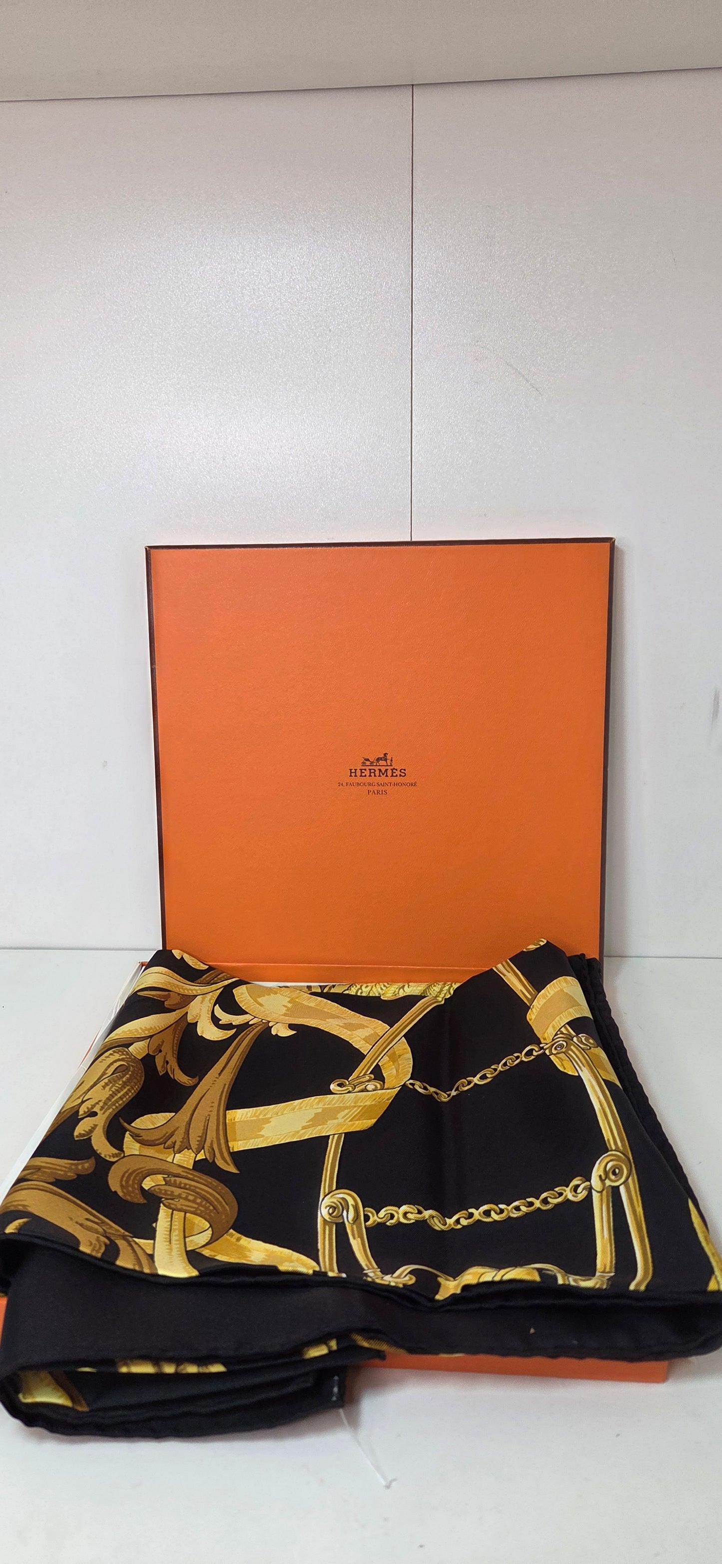 Carré Hermès en twill de soie intitulé " Le Mors à la connétable "