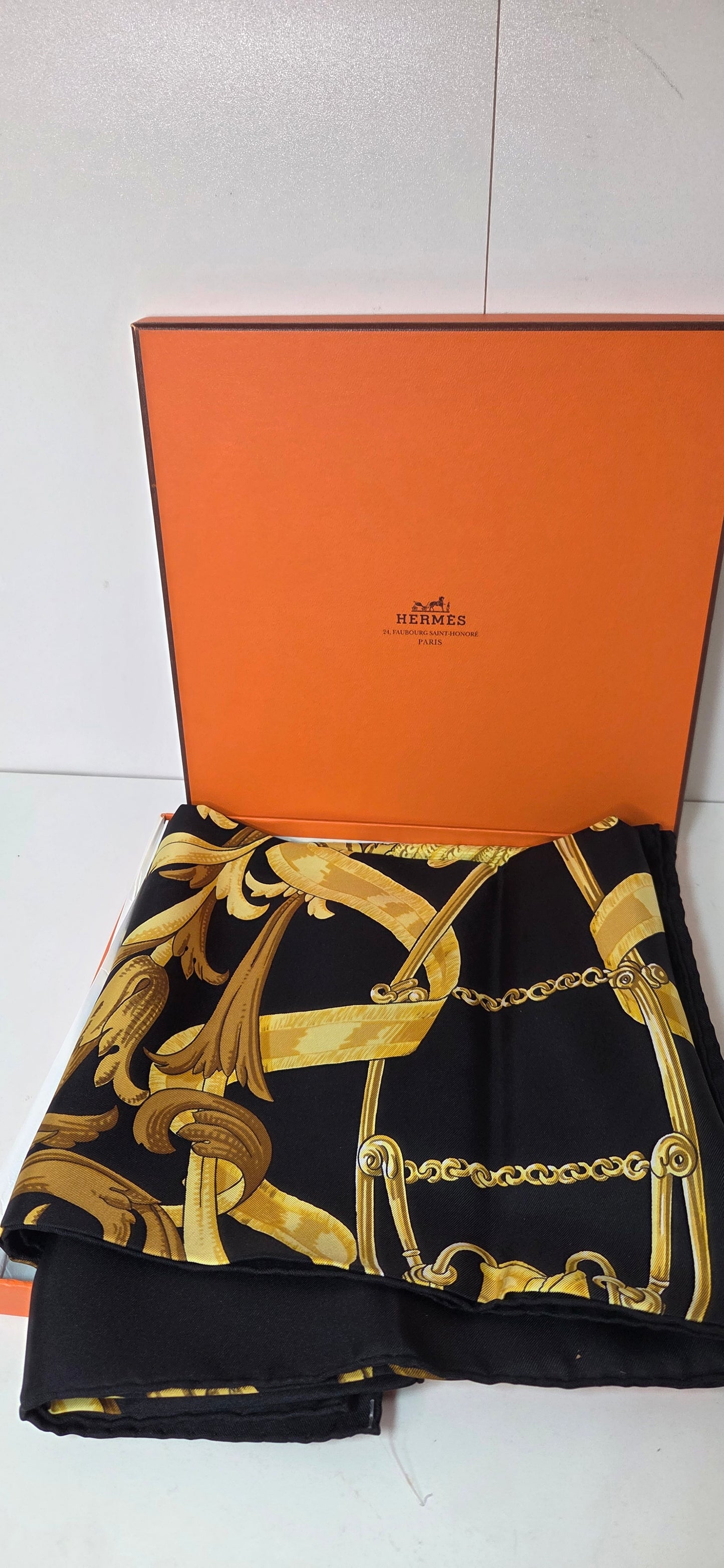 Carré Hermès en twill de soie intitulé " Le Mors à la connétable "