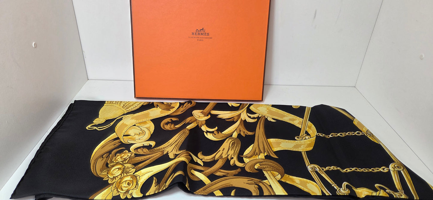 Carré Hermès en twill de soie intitulé " Le Mors à la connétable "