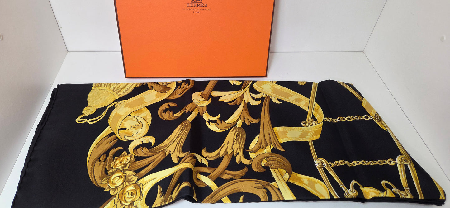 Carré Hermès en twill de soie intitulé " Le Mors à la connétable "