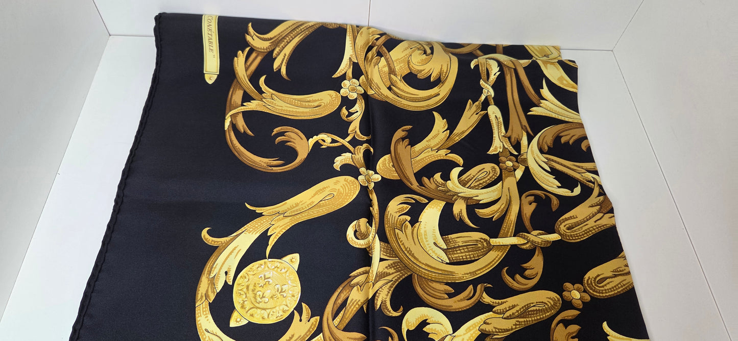 Carré Hermès en twill de soie intitulé " Le Mors à la connétable "
