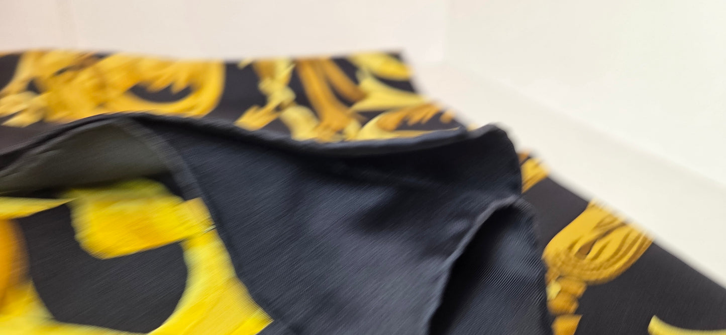 Carré Hermès en twill de soie intitulé " Le Mors à la connétable "
