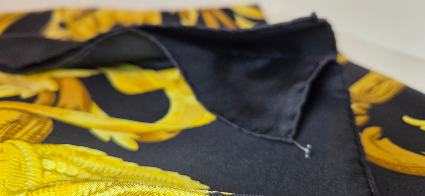 Carré Hermès en twill de soie intitulé " Le Mors à la connétable "