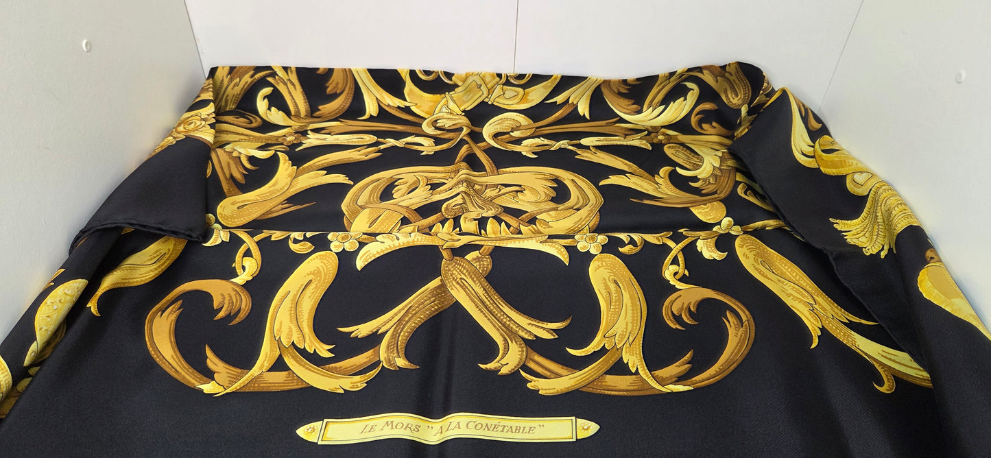 Carré Hermès en twill de soie intitulé " Le Mors à la connétable "