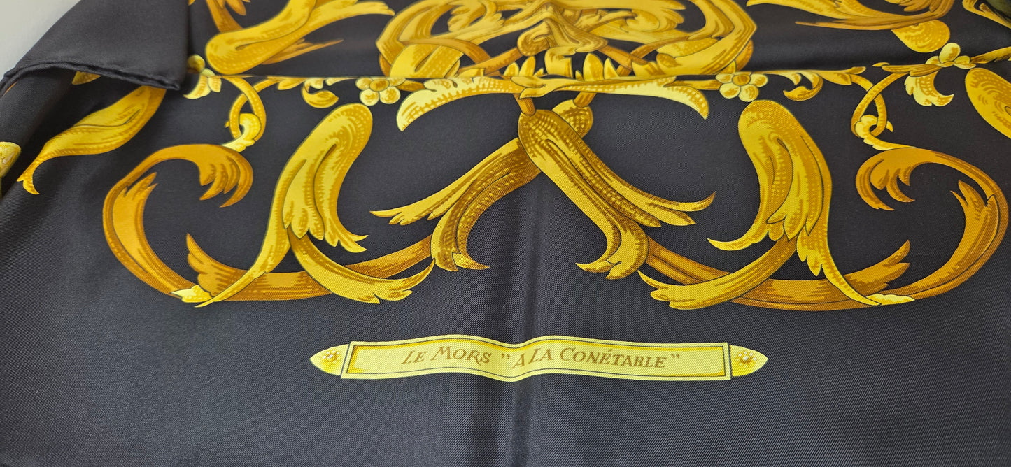 Carré Hermès en twill de soie intitulé " Le Mors à la connétable "
