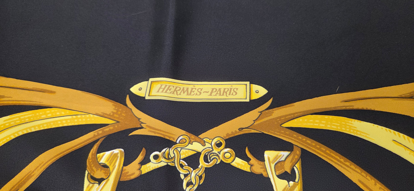 Carré Hermès en twill de soie intitulé " Le Mors à la connétable "