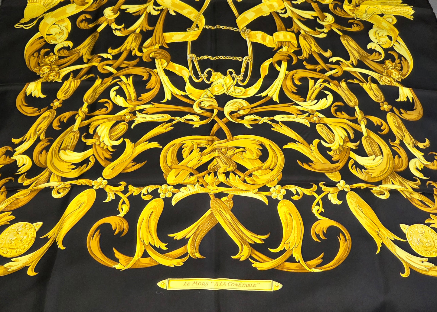 Carré Hermès en twill de soie intitulé " Le Mors à la connétable "