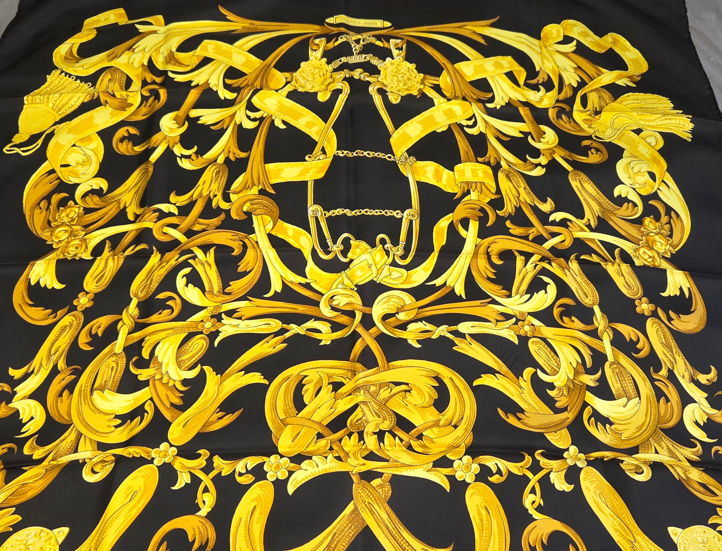 Carré Hermès en twill de soie intitulé " Le Mors à la connétable "
