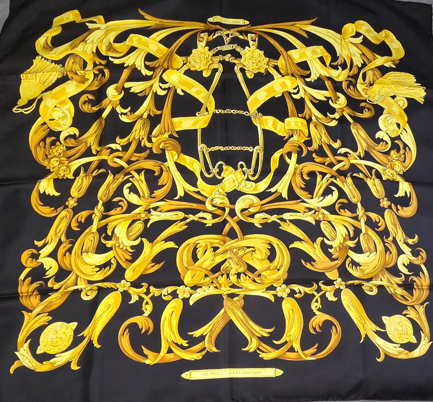 Carré Hermès en twill de soie intitulé " Le Mors à la connétable "
