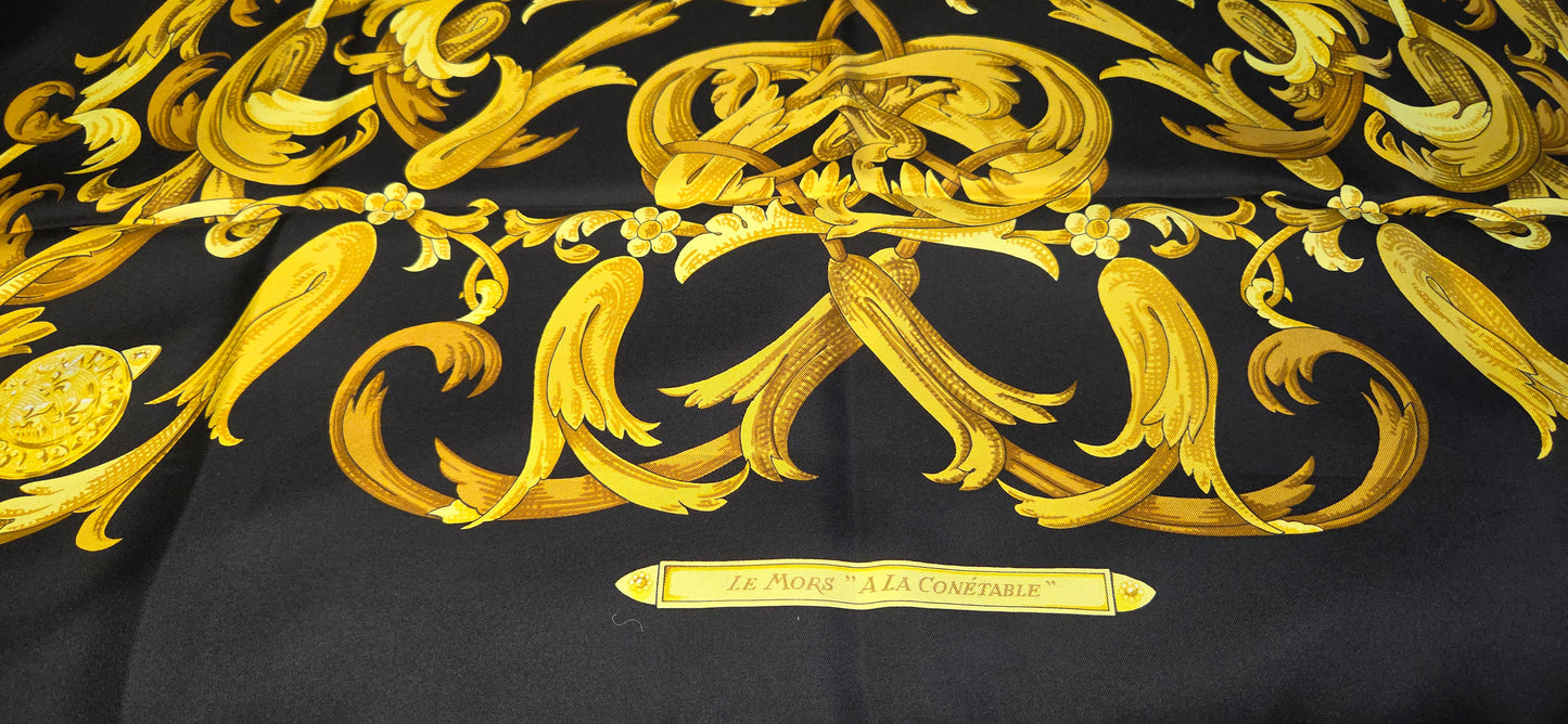 Carré Hermès en twill de soie intitulé " Le Mors à la connétable "