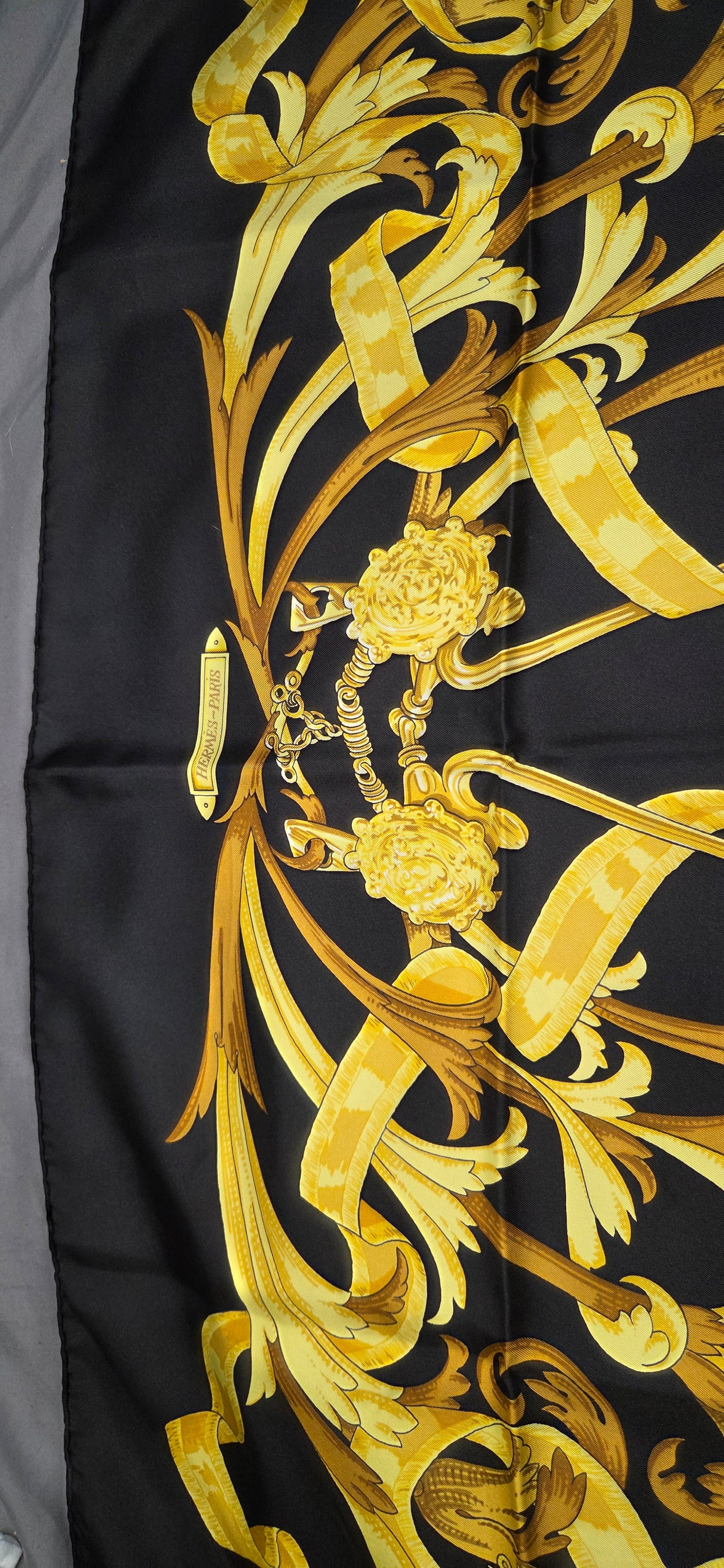 Carré Hermès en twill de soie intitulé " Le Mors à la connétable "