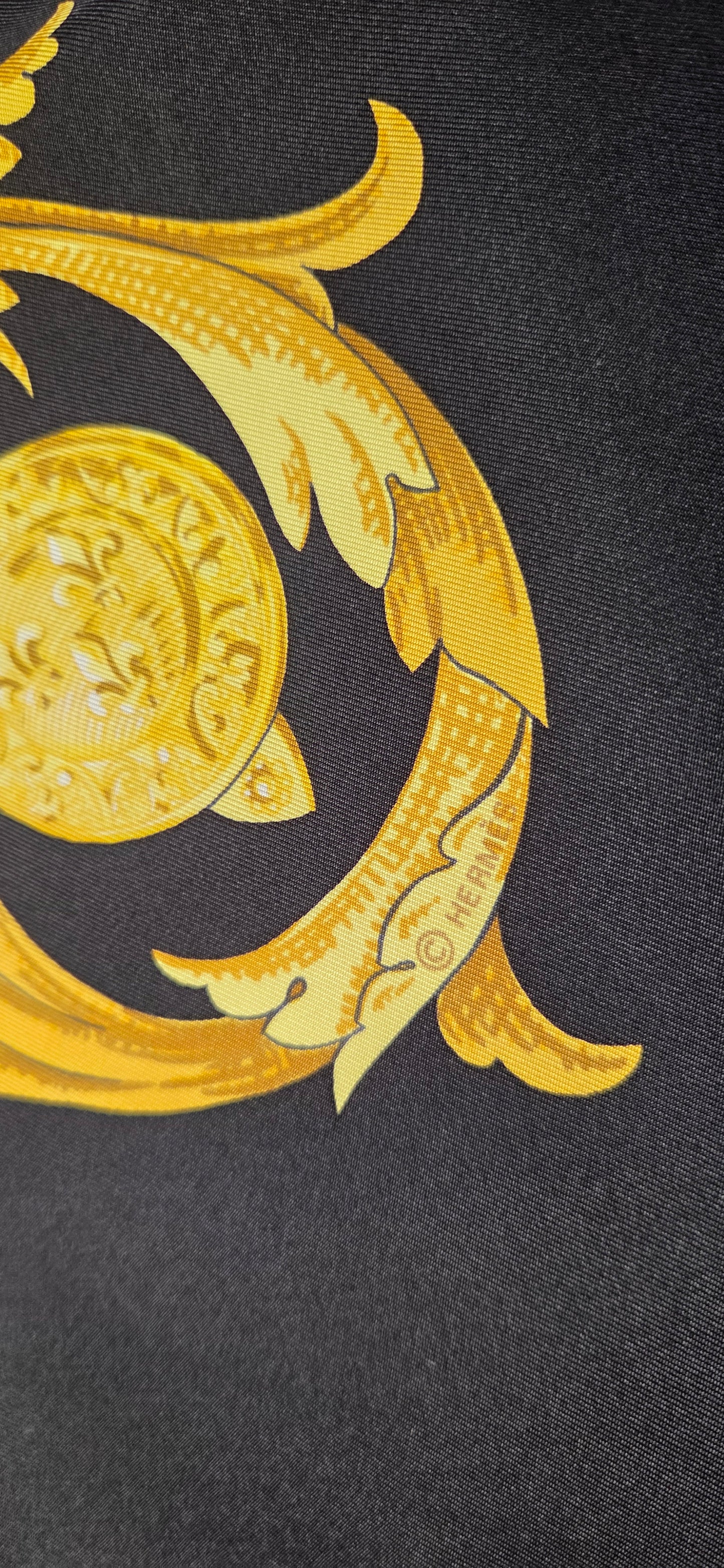 Carré Hermès en twill de soie intitulé " Le Mors à la connétable "