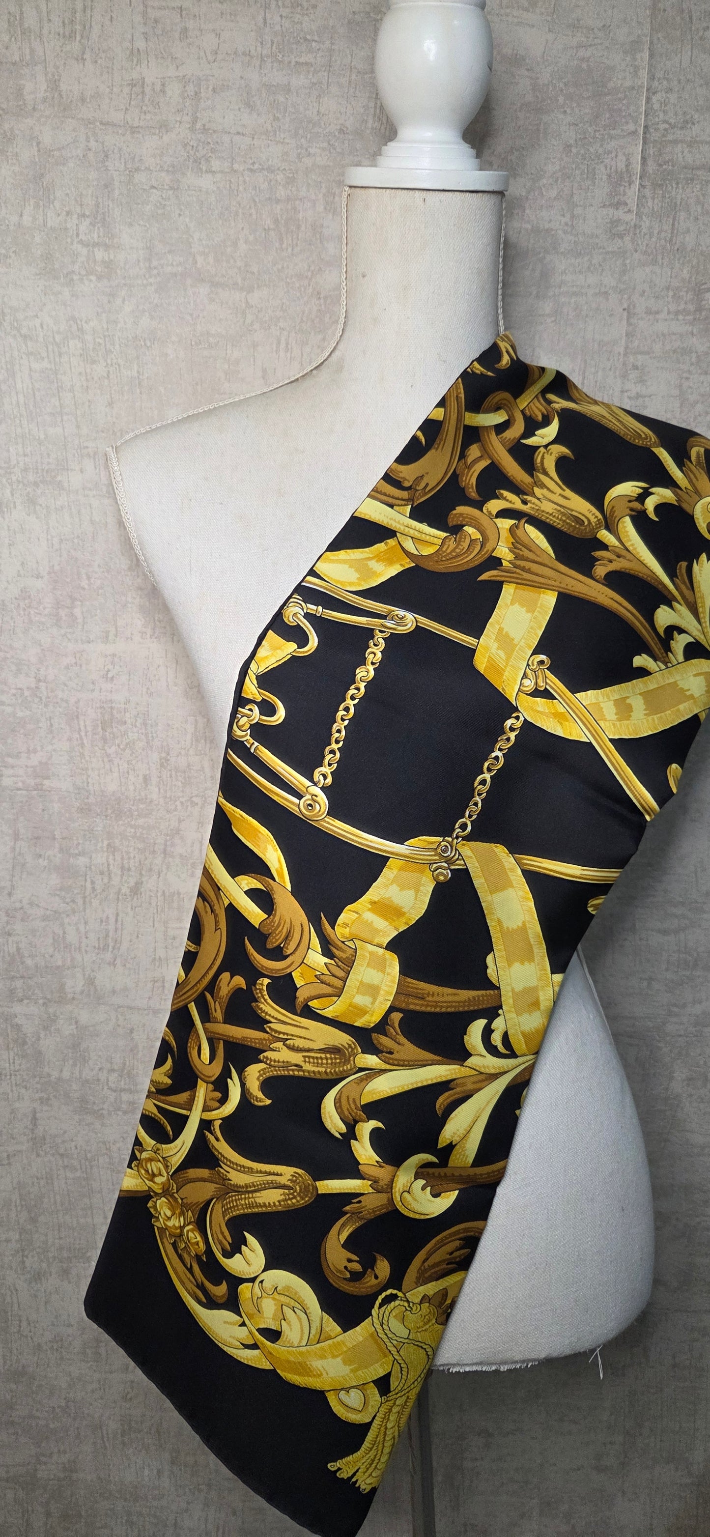 Carré Hermès en twill de soie intitulé " Le Mors à la connétable "
