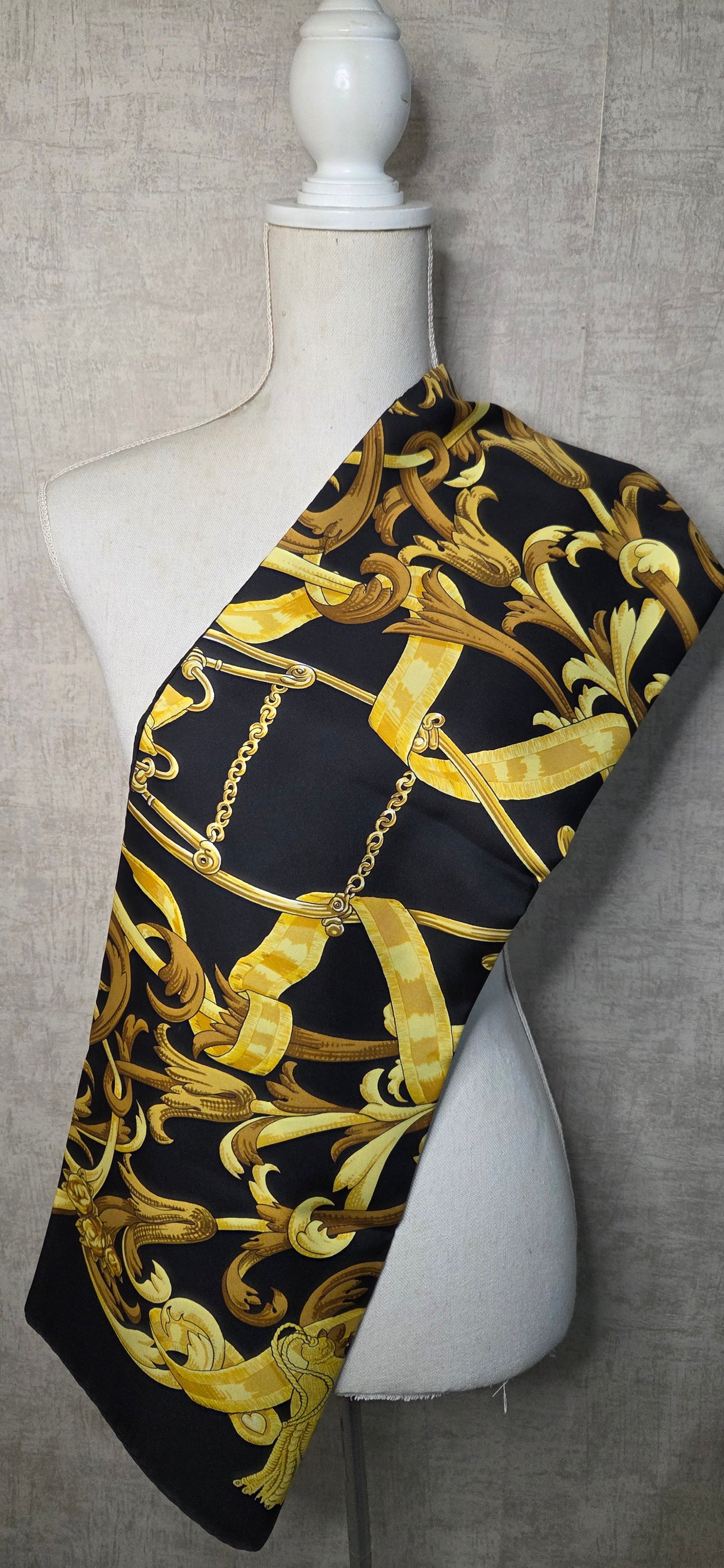 Carré Hermès en twill de soie intitulé " Le Mors à la connétable "