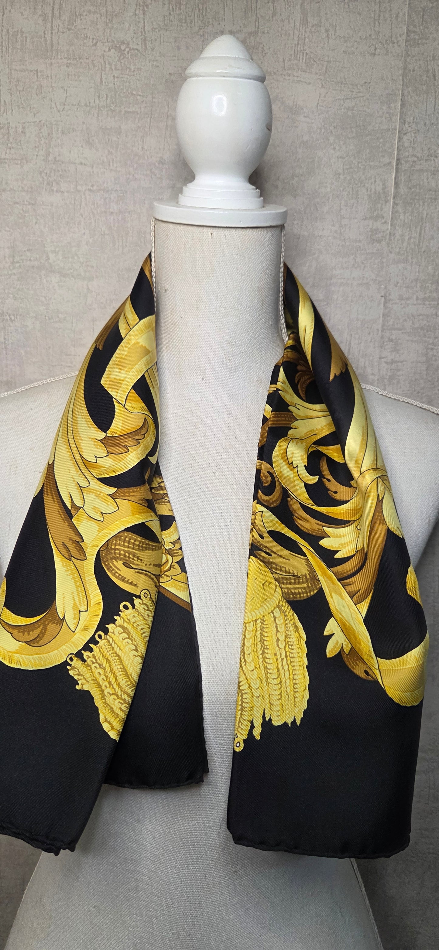 Carré Hermès en twill de soie intitulé " Le Mors à la connétable "