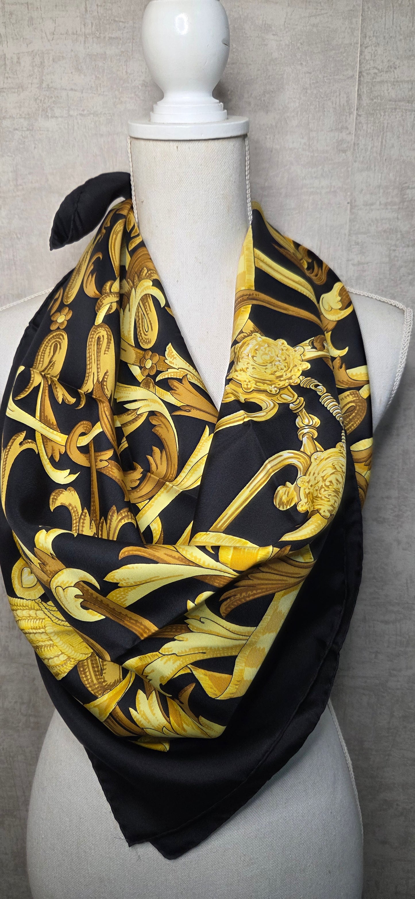 Carré Hermès en twill de soie intitulé " Le Mors à la connétable "