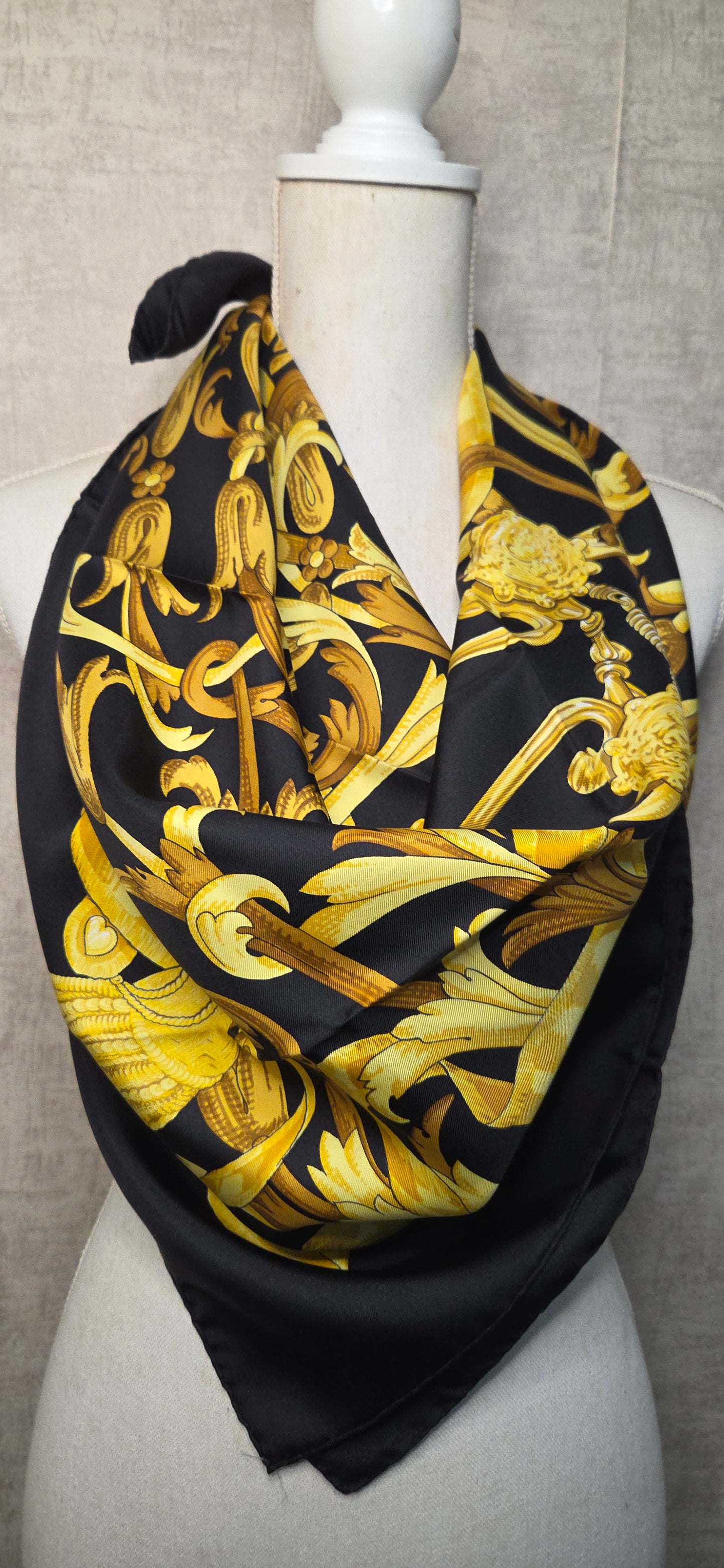 Carré Hermès en twill de soie intitulé " Le Mors à la connétable "