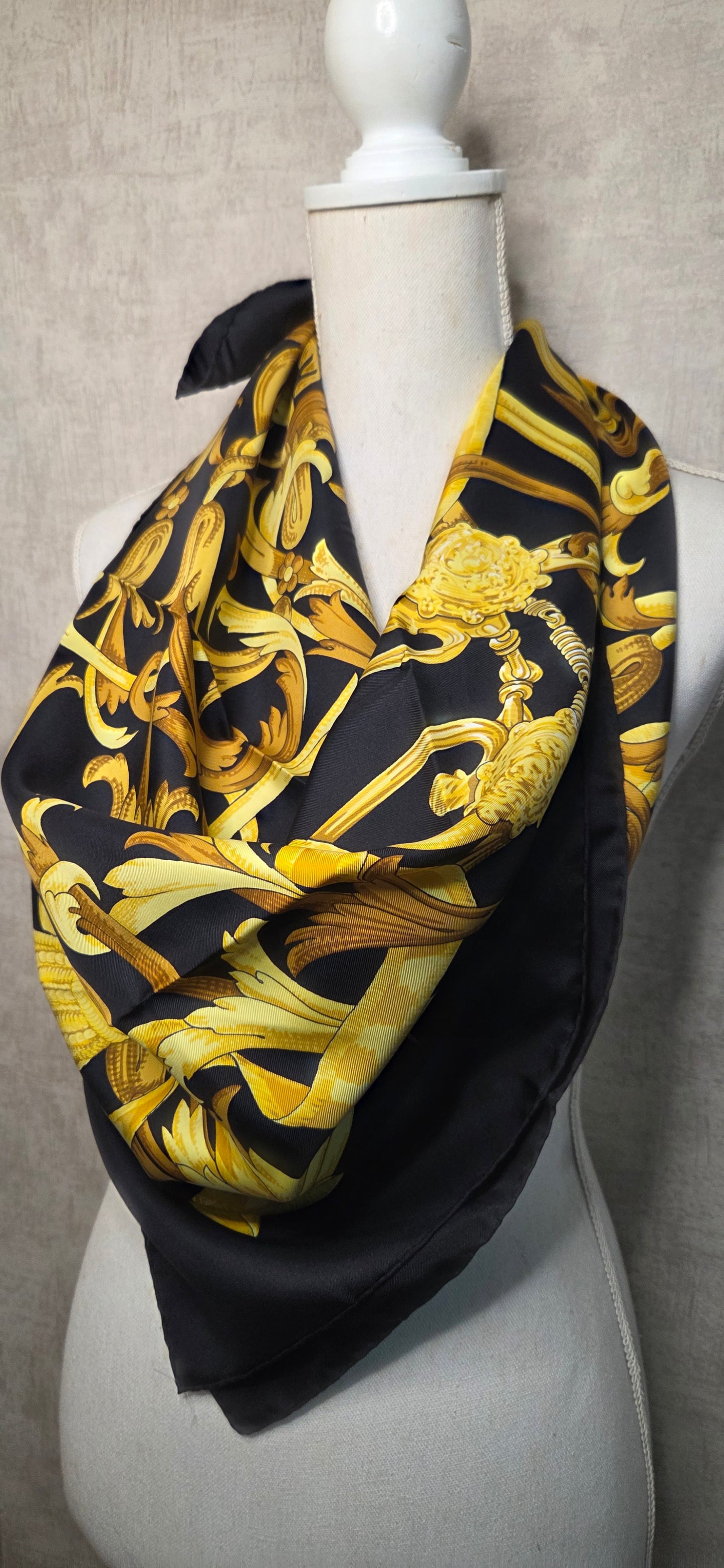 Carré Hermès en twill de soie intitulé " Le Mors à la connétable "