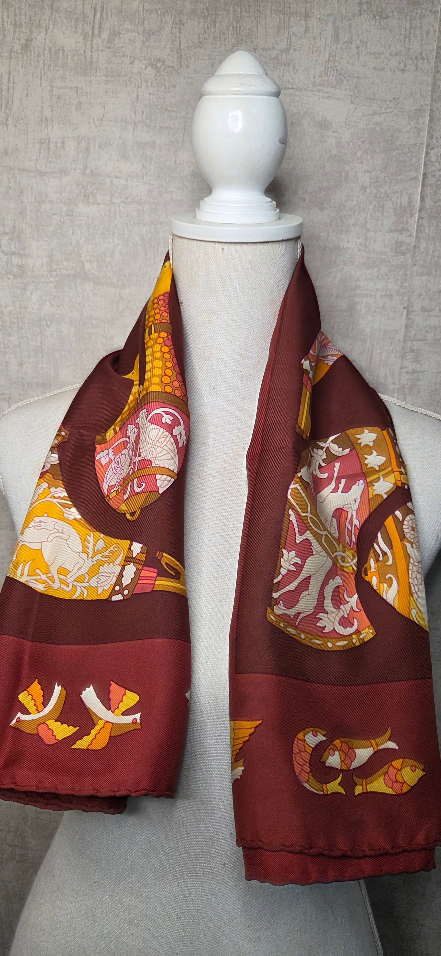 Carré Hermès en twill de soie intitulé "Ritote"