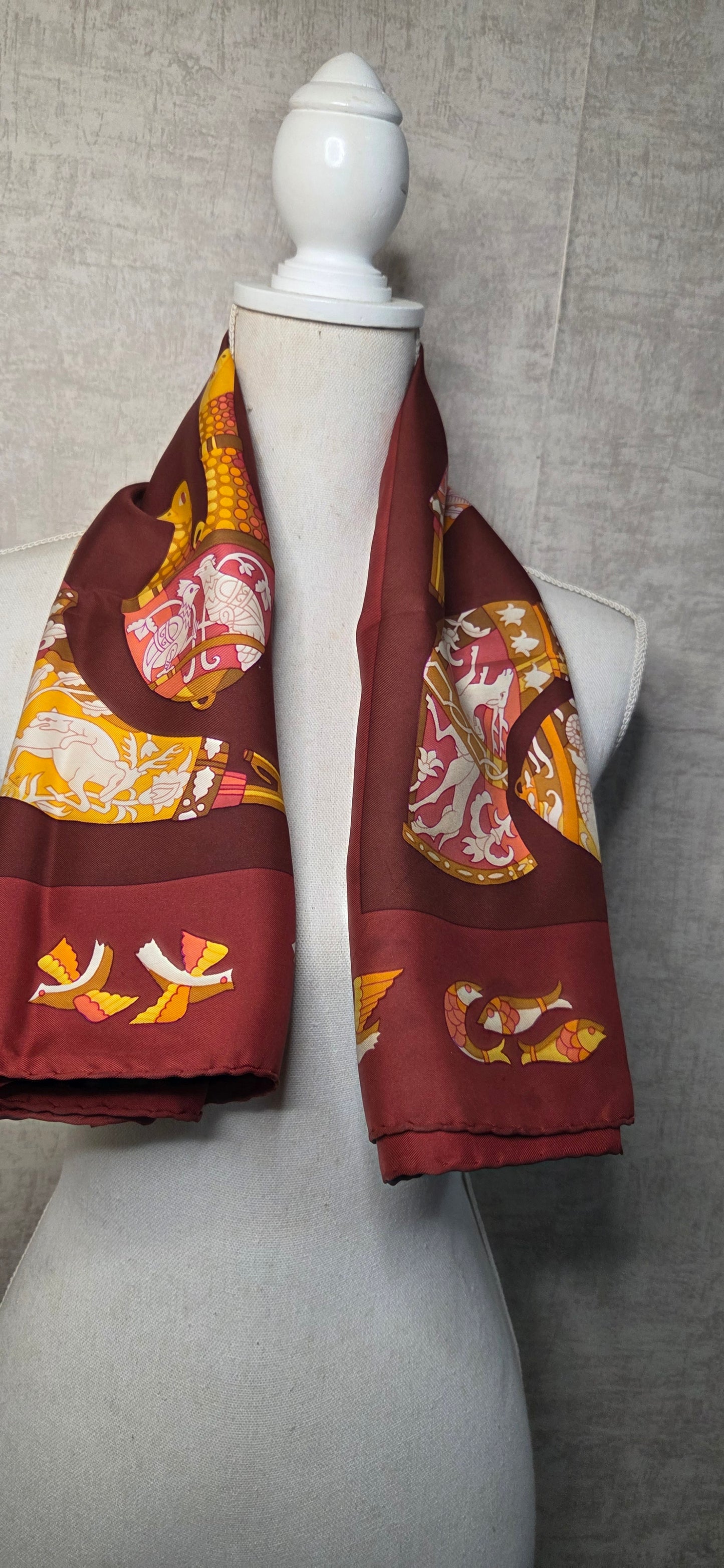 Carré Hermès en twill de soie intitulé "Ritote"