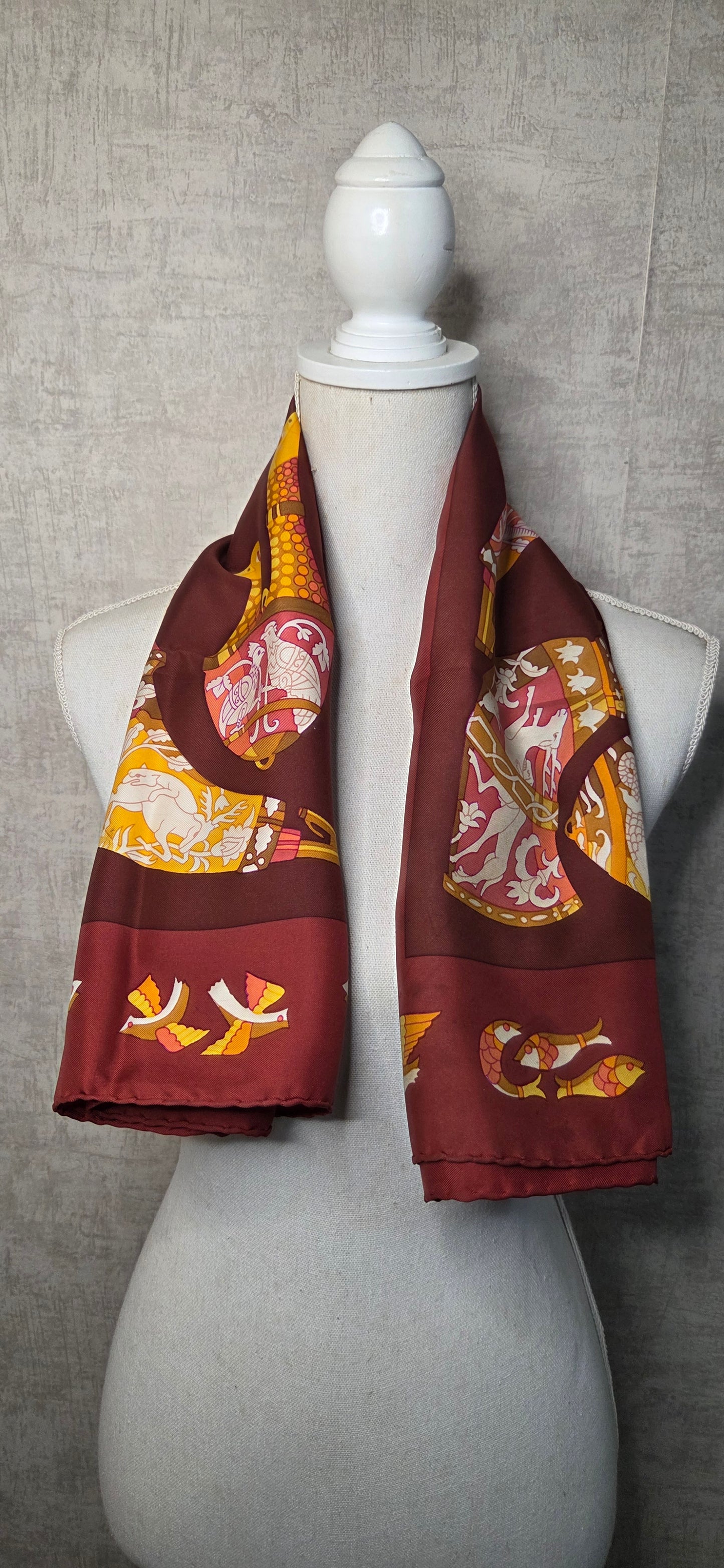 Carré Hermès en twill de soie intitulé "Ritote"