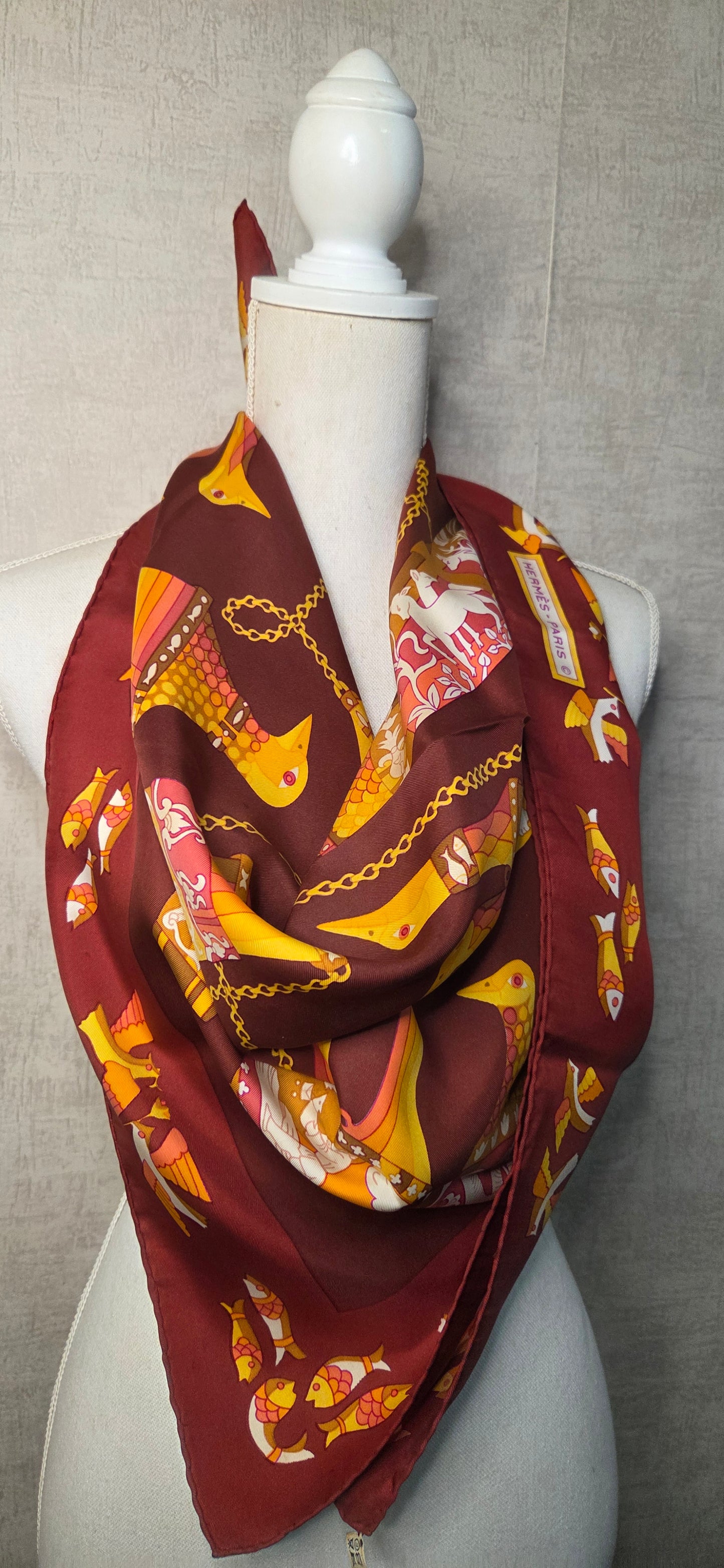 Carré Hermès en twill de soie intitulé "Ritote"