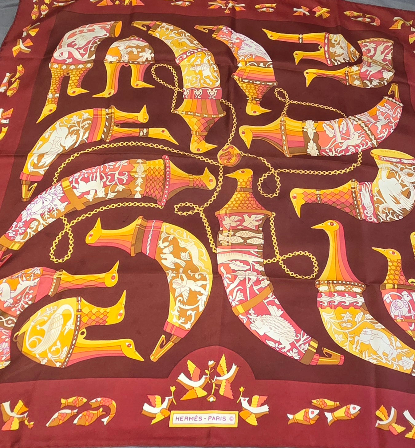 Carré Hermès en twill de soie intitulé "Ritote"