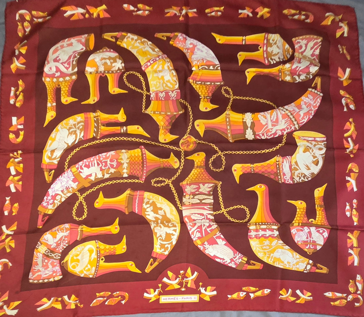 Carré Hermès en twill de soie intitulé "Ritote"
