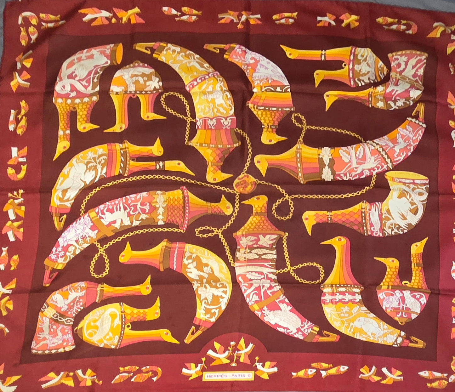 Carré Hermès en twill de soie intitulé "Ritote"