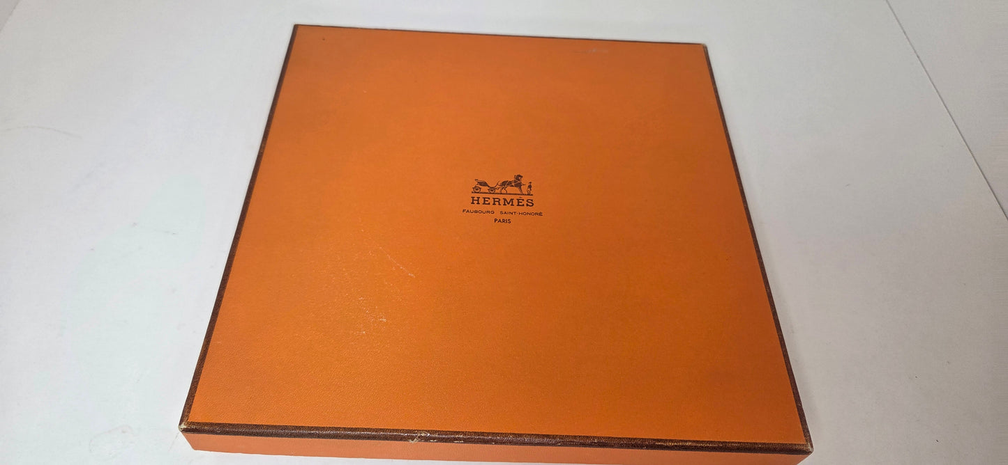 Carré Hermès en twill de soie intitulé "Ritote"