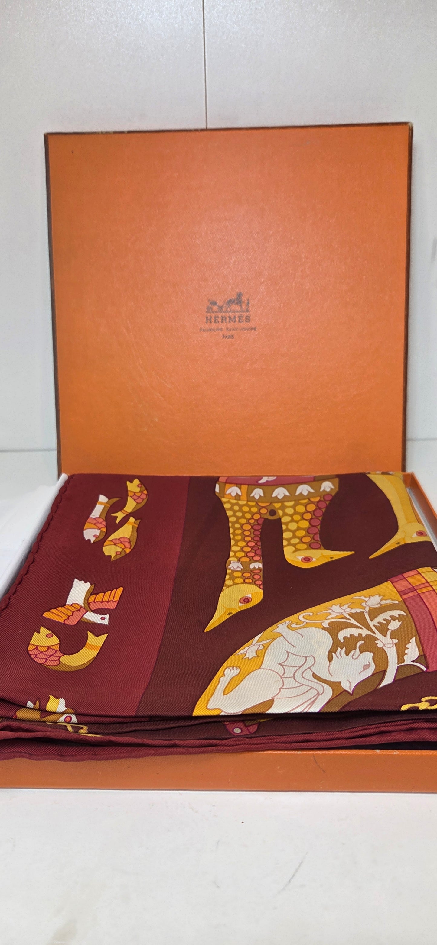 Carré Hermès en twill de soie intitulé "Ritote"