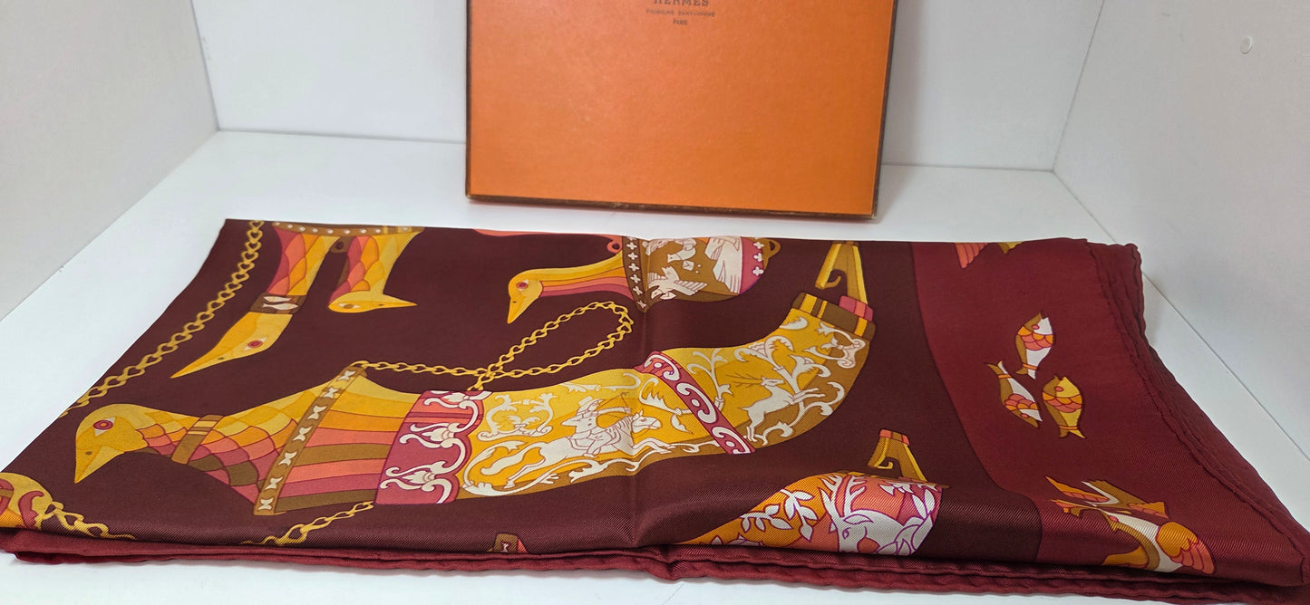 Carré Hermès en twill de soie intitulé "Ritote"