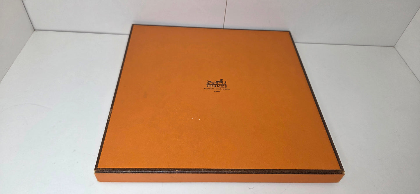 Carré Hermès en twill de soie intitulé "Camails "
