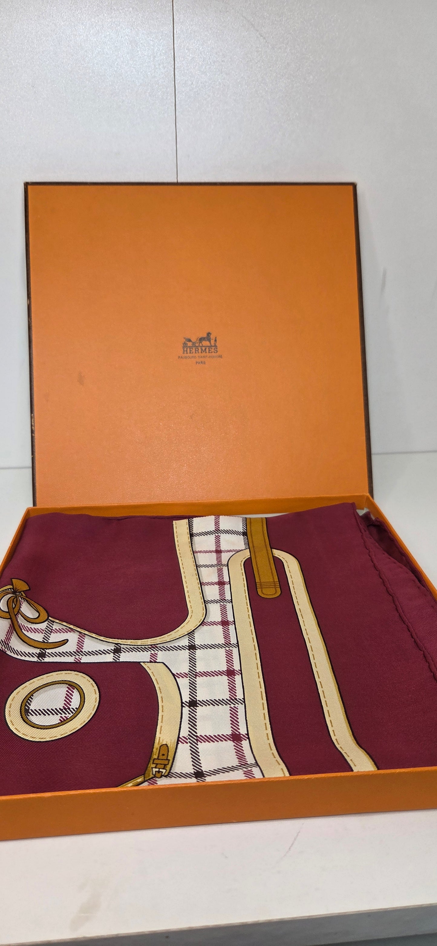 Carré Hermès en twill de soie intitulé "Camails "