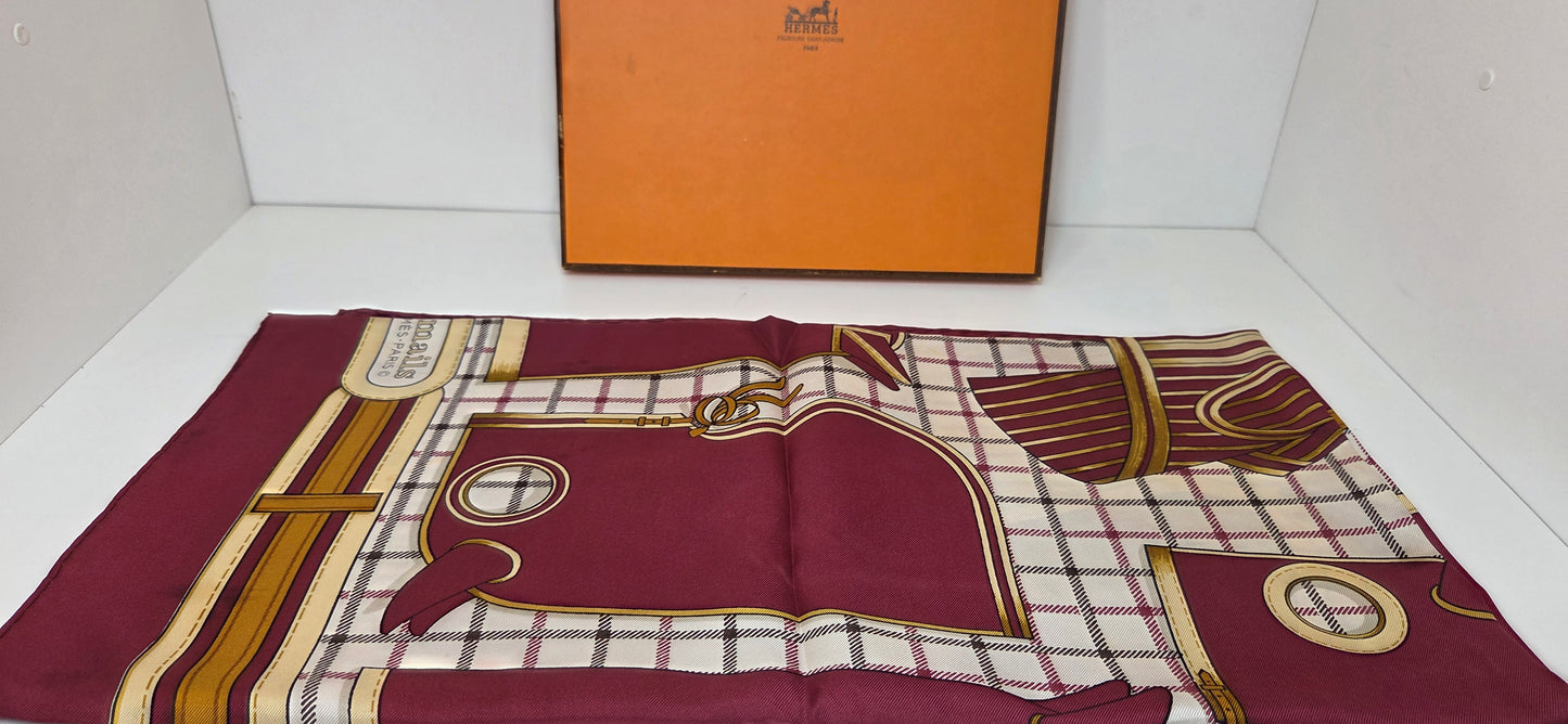 Carré Hermès en twill de soie intitulé "Camails "
