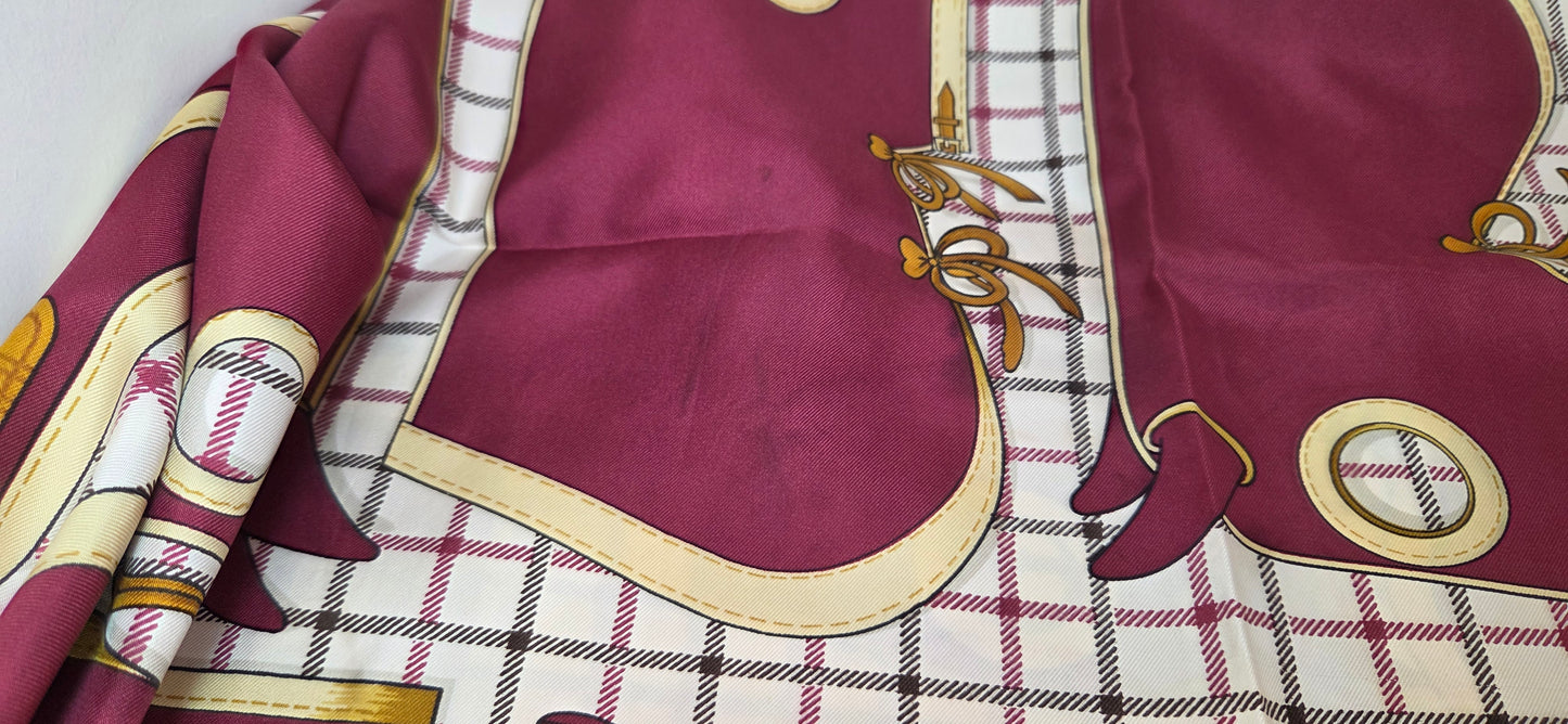 Carré Hermès en twill de soie intitulé "Camails "