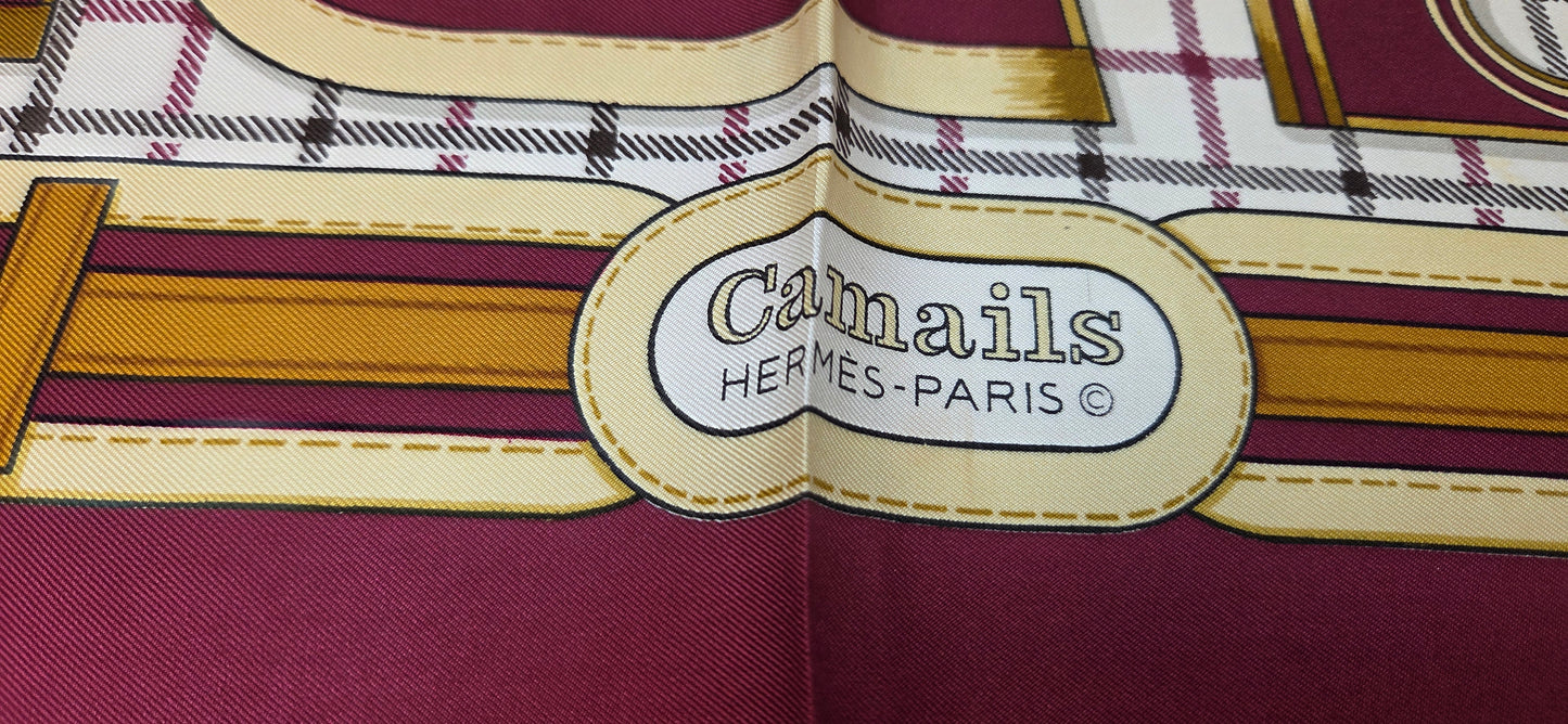 Carré Hermès en twill de soie intitulé "Camails "
