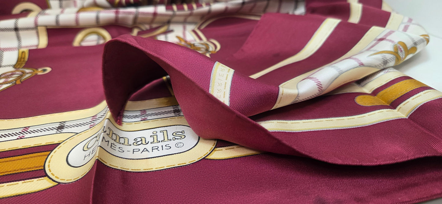 Carré Hermès en twill de soie intitulé "Camails "